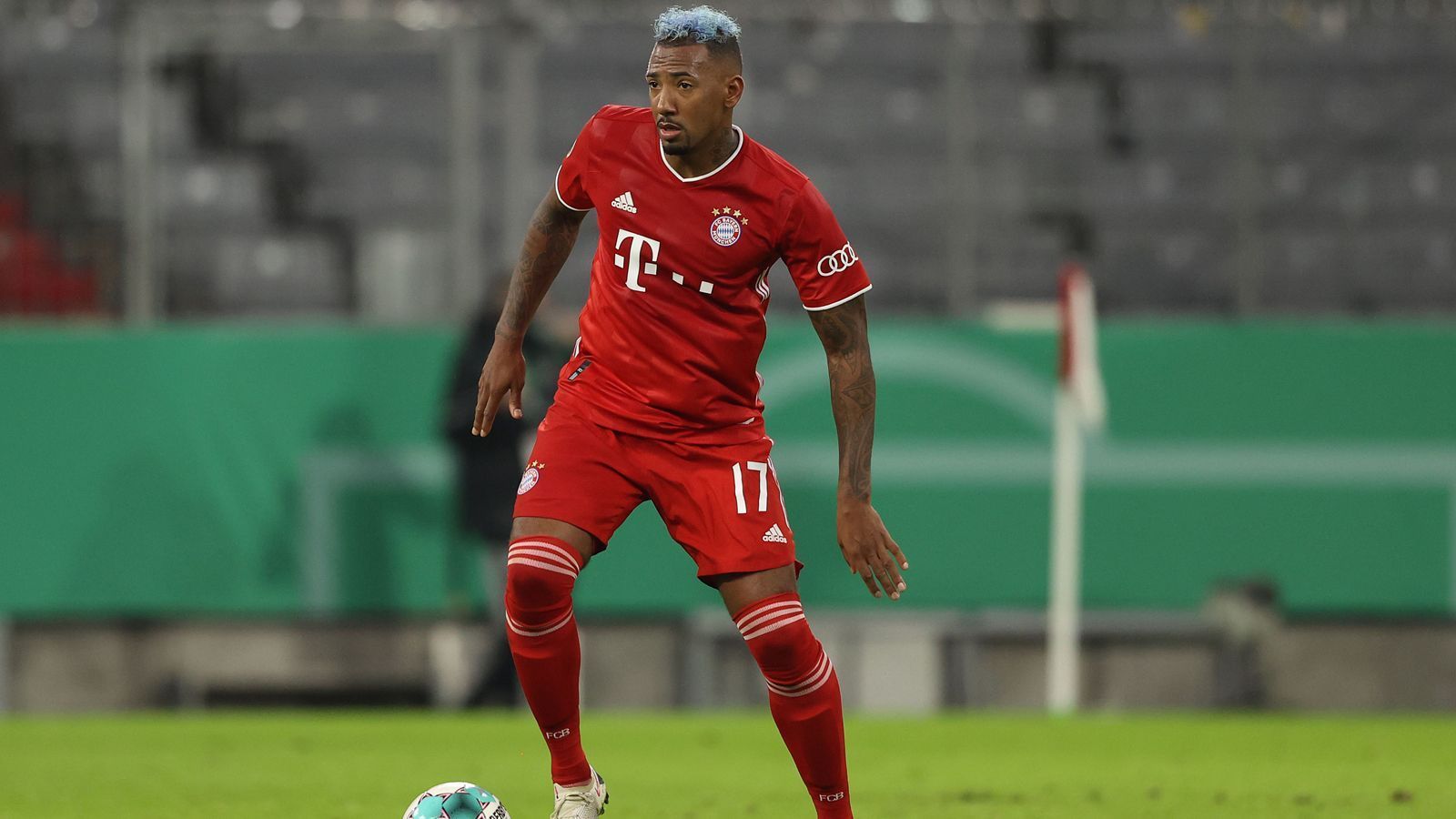 
                <strong>Jerome Boateng</strong><br>
                Nach zehn Jahren an der Säbener Straße dürfte Jerome Boateng keinen neuen Vertrag bei dem deutschen Rekordmeister erhalten. Laut "Bild" steht ein ablösefreier Abgang des Innenverteidigers und Weltmeisters im Sommer 2021 bevor. Dabei soll der 32-Jährige noch nicht von seinem langjährigen Arbeitgeber informiert worden sein. "Auf mich ist keiner zugekommen, mit mir hat keiner gesprochen, ich wusste nichts davon, ich war überrascht", erklärte Boateng der "Süddeutschen Zeitung". Zuletzt habe Boateng noch Hoffnungen auf eine Verlängerung beim amtierenden Triplesieger gehabt, nachdem er sich unter Trainer Hansi Flick wieder in die Startelf kämpfte. Die Zukunft des Berliners, der bislang 333 Mal für die Münchner in Pflichtspielen auflief, könnte wohl in England oder der MLS liegen. 
              