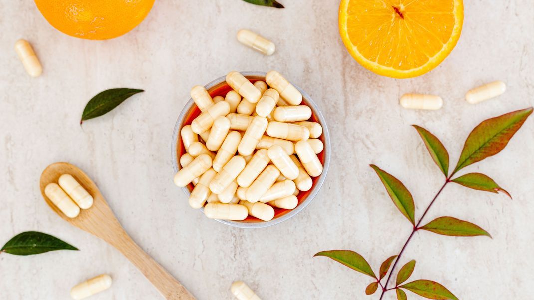 Vitamin C kannst du auch als Nahrungsergänzungsmittel in Form von Kapseln zu dir nehmen. Wir klären, wann das notwendig ist und ob es etwas bringt.