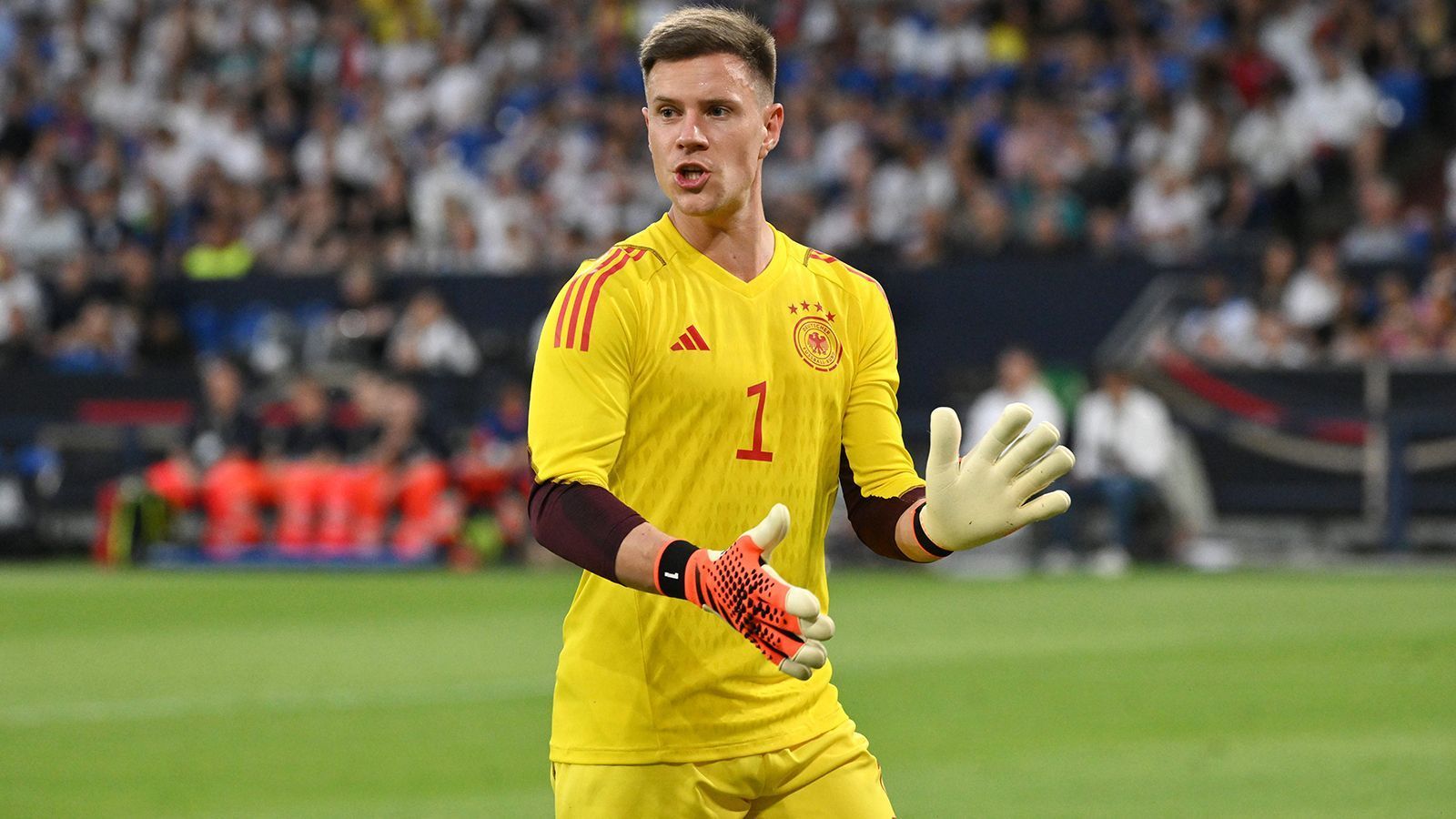 
                <strong>Marc-Andre ter Stegen (FC Barcelona) </strong><br>
                Zwei Länderspiele zum Vergessen für den Barca-Torwart, der zuvor unmissverständlich seinen Anspruch als neue Nummer 1 formuliert hatte. Doch dann kassierte er drei Gegentreffer, bei denen er machtlos war, und hatte ansonsten kaum Gelegenheiten, sich auszuzeichnen. Zeigte aber auch ungewohnte Unsicherheiten beim Rauslaufen und am Ball. ran-Note: 4 
              