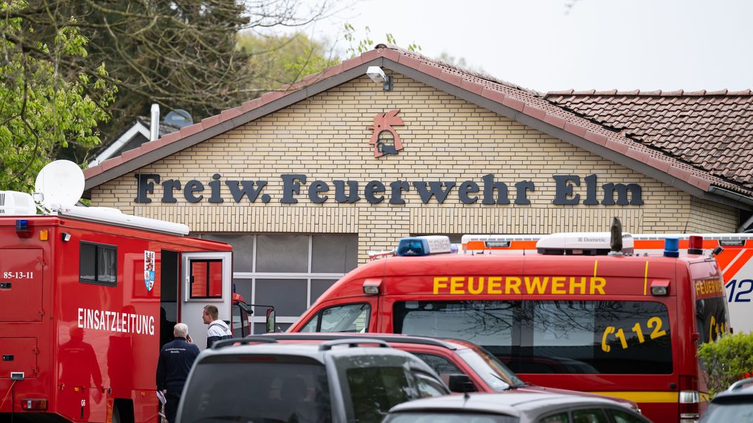 Einsatzleitwagen der Feuerwehr stehen vor dem Gerätehaus der Freiwilligen Feuerwehr. 