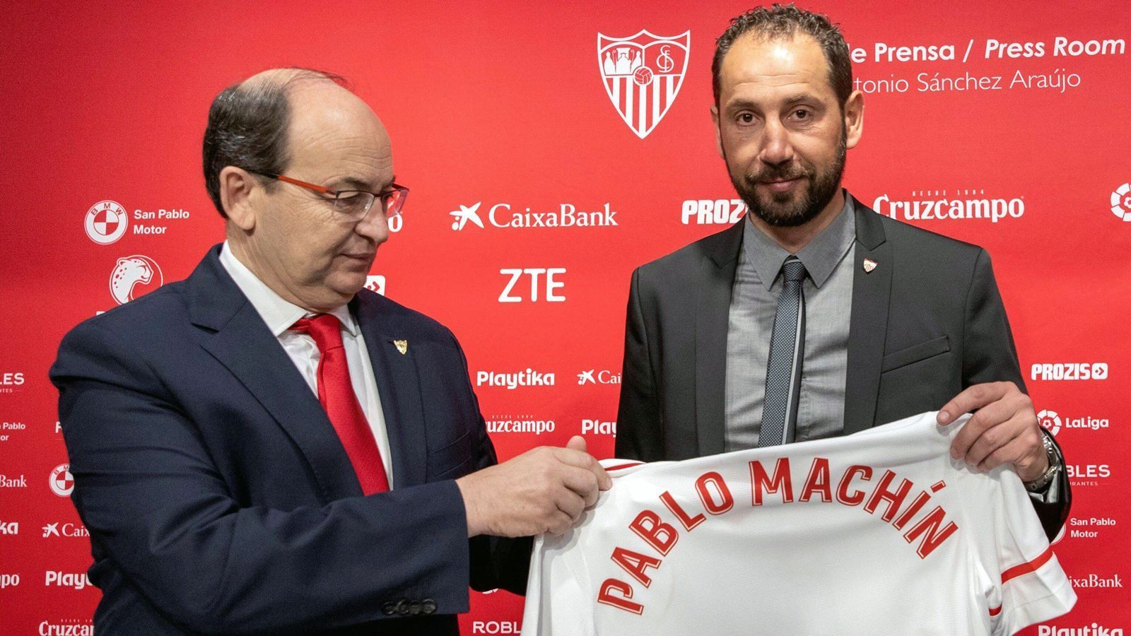 
                <strong>FC Sevilla: Mit Machin zurück nach oben</strong><br>
                Beim FC Sevilla soll wieder Ruhe einkehren! Die Andalusier erlebten immerhin eine ziemlich turbulente Vorsaison mit insgesamt drei unterschiedlichen Trainern. Nun hoffen Fans und Verantwortliche gleichermaßen auf Pablo Machin, der von Girona nach Sevilla kam und wieder für die bekannte Trainer-Kontinuität der Andalusier stehen soll. Personell gab es beim Siebtplatzierten der Vorsaison einen größeren Umbruch, so verkaufte Sevilla etwa Innenverteidiger Clement Lenglet an Barcelona oder Joaquin Correa an Lazio Rom. Sportlich lief es zuletzt schon mal einigermaßen gut, denn Sevilla musste aufgrund der schlechten Liga-Platzierung aus dem Vorjahr bereits in der Europa-League-Qualifikation ran und gewann dort die ersten drei Spiele. Im Supercup setzte es nach großem Kampf ein 1:2 gegen Barca.
              