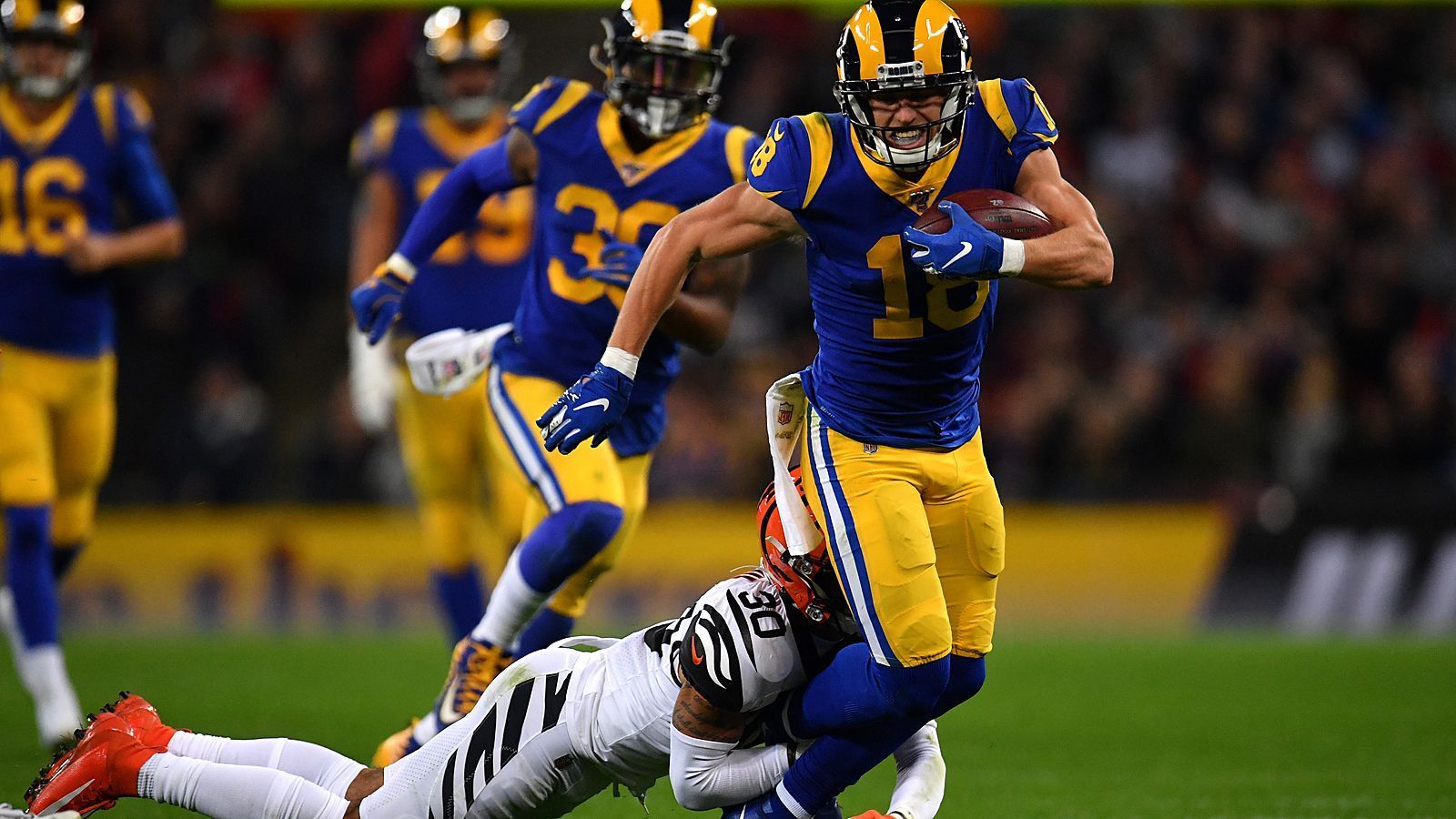 
                <strong>8. Spieltag - Cooper Kupp (Los Angeles Rams)</strong><br>
                Cooper Kupp eroberte das Wembley Stadium beim 24:10 seiner Los Angeles Rams über die Cincinnati Bengals im Sturm. Mit sieben Receptions trug er den Ball sagenhafte 220 Yards weit und sorgte auch für einen Touchdown. Die zurückgelegte Distanz an Receiving Yards stellt einen neuen Rekord für NFL-Spiele im Rahmen der International Series dar. Diese startete am 2. Oktober 2005 im Estadio Azteca von Mexico City mit dem Duell zwischen den Arizona Cardinals und den San Francisco 49ers (31:14) und umfasst mit dem Rams-Triumph nun schon 30 Partien.
              