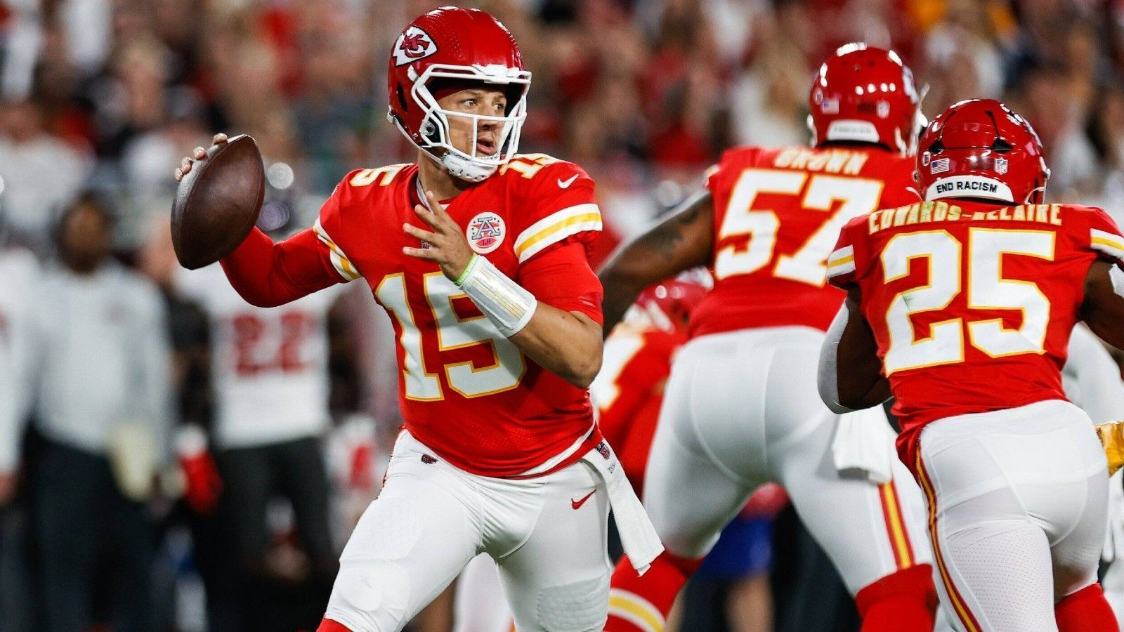 
                <strong>Week 4: Patrick Mahomes (Kansas City Chiefs)</strong><br>
                Mit 19.848 Passing Yards ging Patrick Mahomes in das Sunday Night Game des vierten NFL-Spieltages gegen die Tampa Bay Buccaneers. Lange brauchte der Chiefs-Quarterback in der Folge nicht, um die Marke von 20.000 Passing Yards zu knacken. Gleich zu Beginn der zweiten Hälfte war es soweit. In nur 67 Regular-Season-Spielen hat der Spielmacher diese Marke nun erreicht - so schnell wie kein anderer Signal Caller der Liga-Geschichte. Bisheriger Rekordhalter war Matthew Stafford, der in seinem 71. Spiel diesen Meilenstein überwand.
              