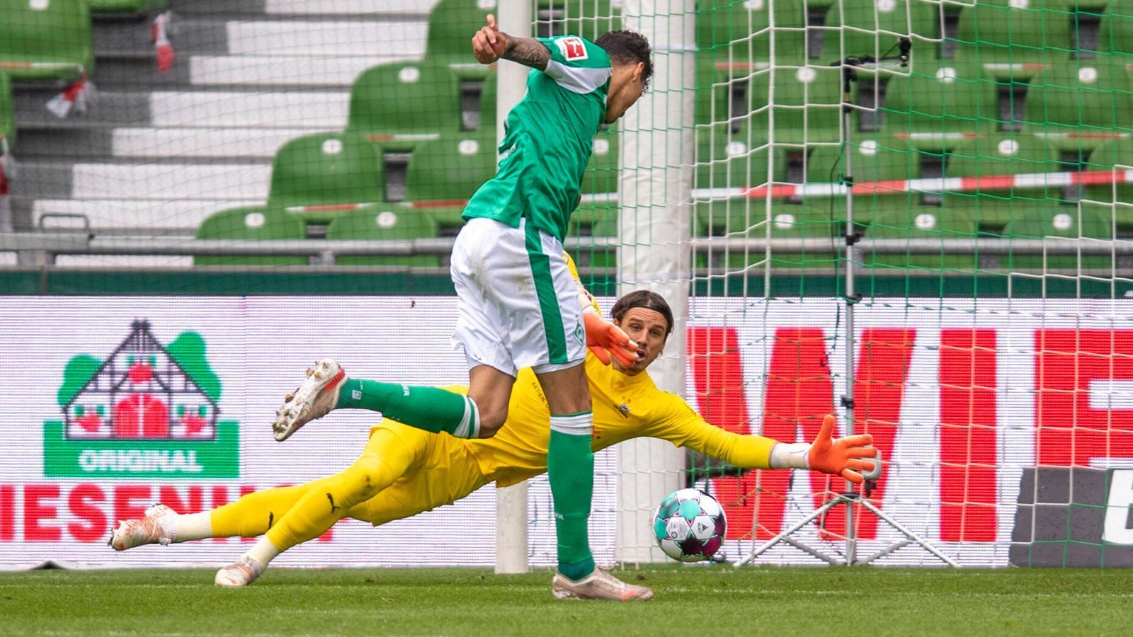 
                <strong>19. Spielminute: Selke verdaddelt spektakulär</strong><br>
                Dramatische Szene in Bremen! Sargent läuft allein auf Gladbach-Keeper Sommer zu, entscheidet sich dann aber für den Querpass auf Davie Selke, der vor dem leeren Tor steht, aber mit seinem völlig schwachen Abschluss Sommer wieder ins Spiel bringt, der den Ball tatsächlich noch abwehrt. Das muss eigentlich der Ausgleich sein.
              