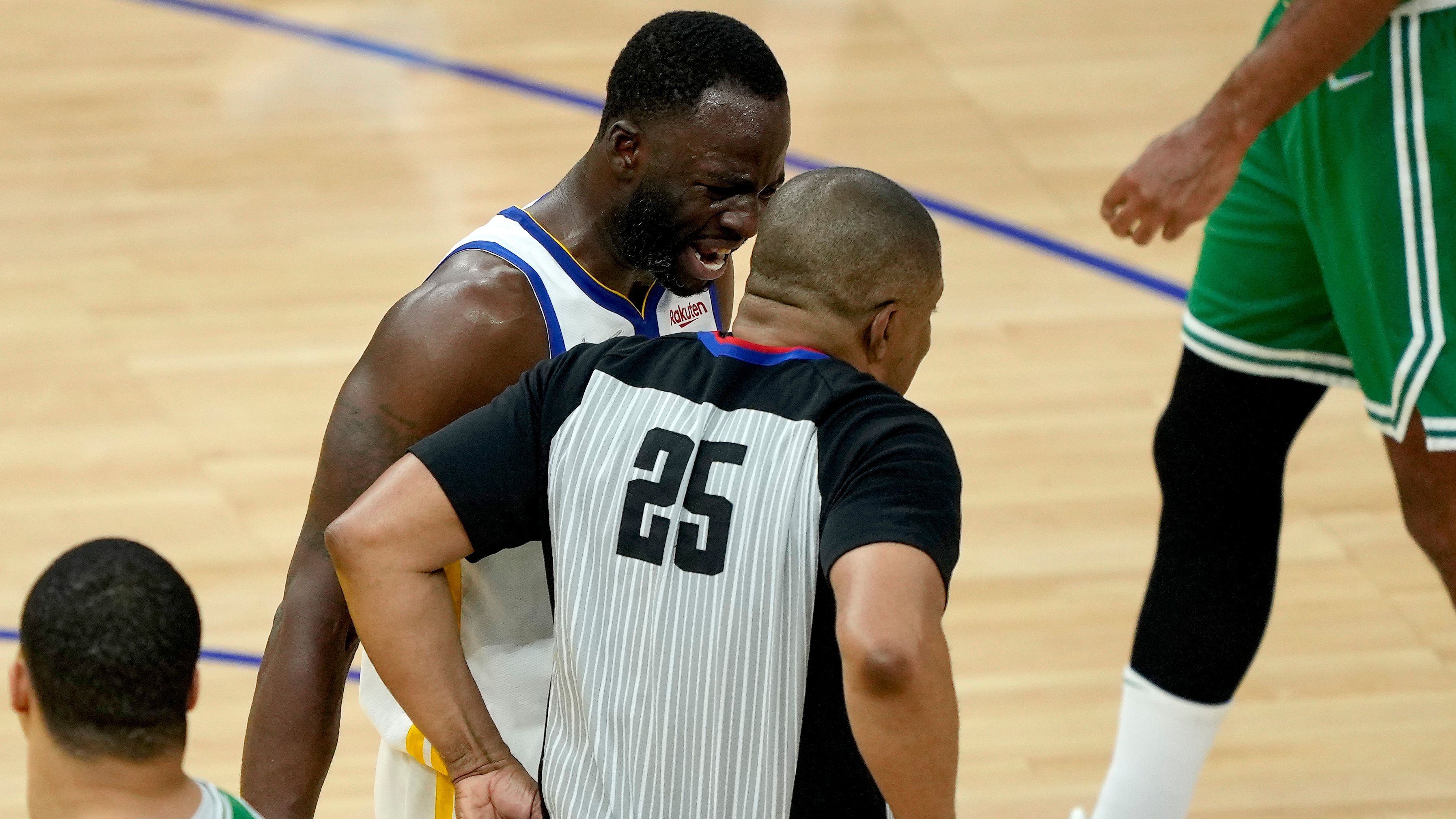 <strong>Platz 2: Draymond Green - 21 Ejections</strong><br>Seit dieser Spielzeit steht Draymond Green von den Golden State Warriors wieder mehr im Fokus der Medien. Hauptgrund dafür sind seine Disziplinlosigkeiten. Nach seiner Attacke gegen Suns-Center Nurkic wurde er gegen die Orlando Magic wegen Meckerns erneut des Feldes verwiesen. Immerhin: In seinem eigenen Podcast sagte er, dass es richtig gewesen sei, ihn zu ejecten und das ihm das nicht passieren dürfte.