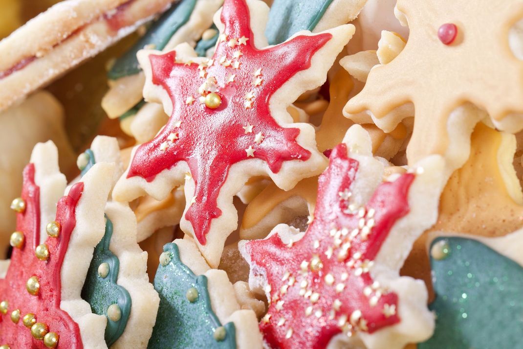 Ein Butterplätzchen-Rezept ist erst mit der passenden Verzierung perfekt. Ein Beispiel: kunterbunte süße Perlen.