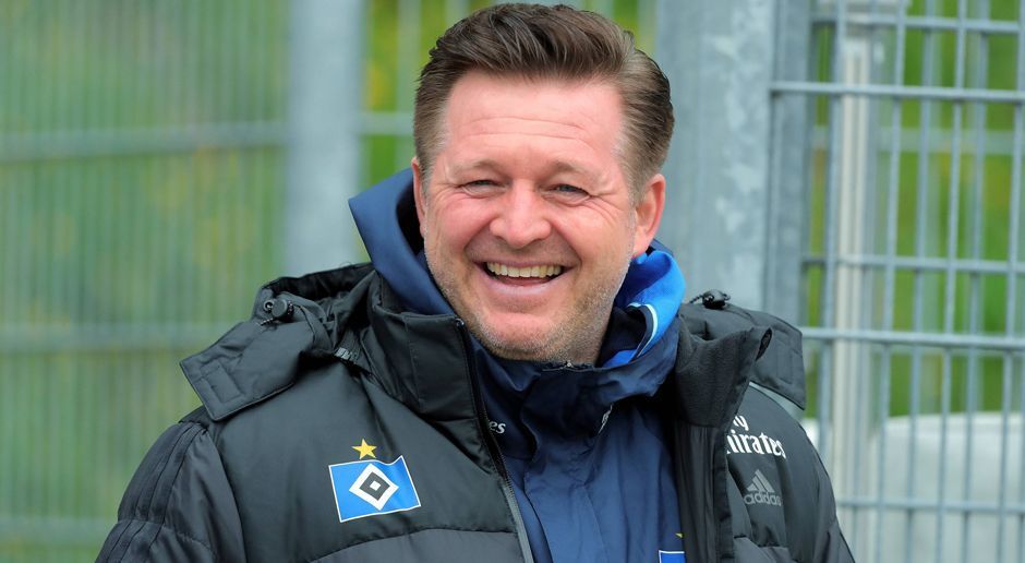 
                <strong>Diese Klubs gingen mit ihrem Trainer in die 2. Liga</strong><br>
                Der Hamburger SV hat sich festgelegt: Trainer Christian Titz soll auch im Falle des Abstiegs Trainer bleiben. Es gab in der Vergangenheit bereits zahlreiche Klubs, die mit ihrem Trainer in die 2. Liga gegangen sind oder das zumindest tun wollten. ran.de hat sich die letzten zehn Jahre näher angeschaut - zwei Coaches sind auch heute noch im Amt.
              