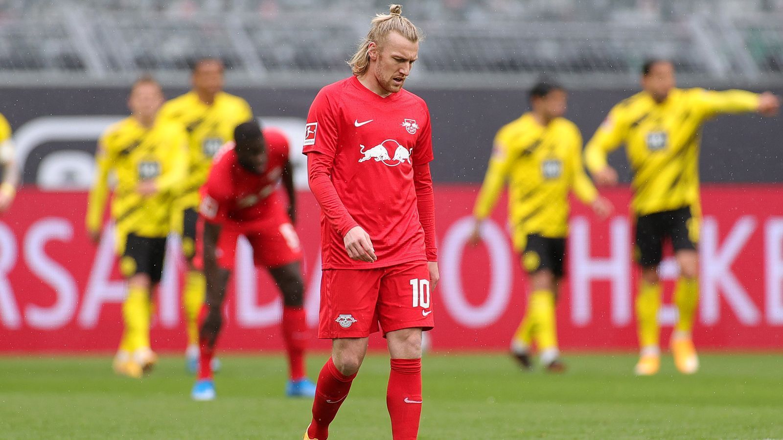 
                <strong>Emil Forsberg</strong><br>
                Gebrauchter Nachmittag für den Schweden, der zwar das Leipziger 1:2 durch eine Ecke vorbereitet - was aber die einzige Beteiligung an einem Torschuss des Offensivmannes bleibt. Nach 64 Minuten ausgewechselt. ran-Note: 4
              