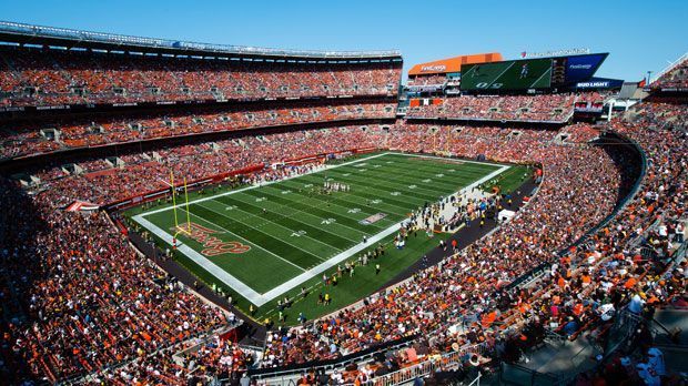 
                <strong>Cleveland Browns (FirstEnergy Stadium)</strong><br>
                Gesamtkosten für zwei Personen: 198,26 DollarTicket: 69,13 DollarBier: 5 DollarSoft Drink: 5 DollarHot Dog: 6 DollarParken: 25 Dollar
              