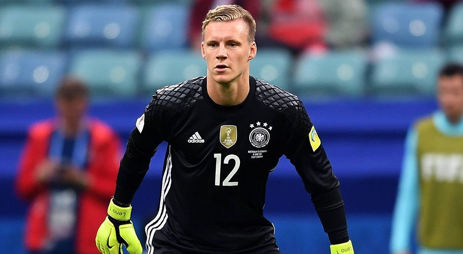 
                <strong>Torhüter: Bernd Leno</strong><br>
                Im Tor unserer Top-Elf steht Confed-Cup-Sieger Bernd Leno. Der gebürtige Bietigheimer kommt inzwischen auf 202 Bundesligaspiele für Leverkusen. Von 2003 bis 2011 wurde er allerdings in den Stuttgarter Jugendteams ausgebildet. Mit der B-Jugend des VfB gewann er 2009 die Deutsche Meisterschaft.
              