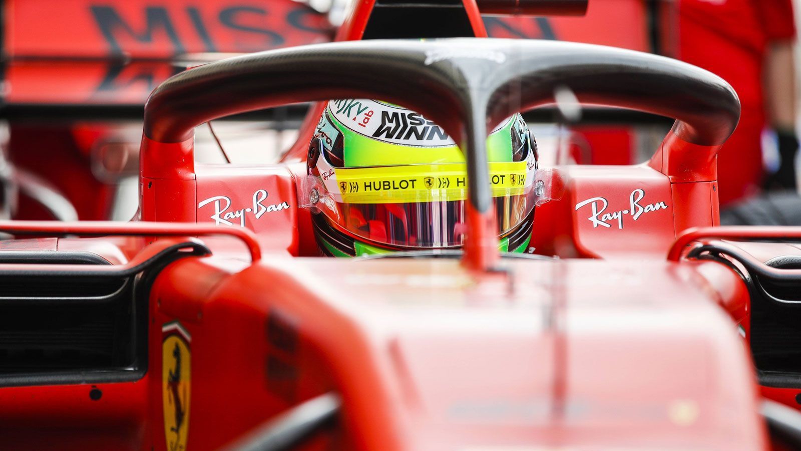 
                <strong>Mick Schumachers F1-Test im Ferrari</strong><br>
                Nach dem überstandenen Regen und der Mittagspause, in der sich Schumacher auch mit Ferrari-Pilot und "Race-of-Champions"-Teampartner Sebastian Vettel unterhielt, ging der 20-Jährige erneut auf Zeitenjagd. Mit Erfolg! Am Ende belegte er mit 1:29,976 tatsächlich Rang zwei hinter Red-Bull-Stammfahrer Max Verstappen (1:29,379). "Es macht richtig Spaß mit ihm zu arbeiten. Er ist extrem lernwillig und bringt sich total ein", schwärmt Ferrari-Teamchef Mattia Binotto gegenüber der "Sportbild". 
              