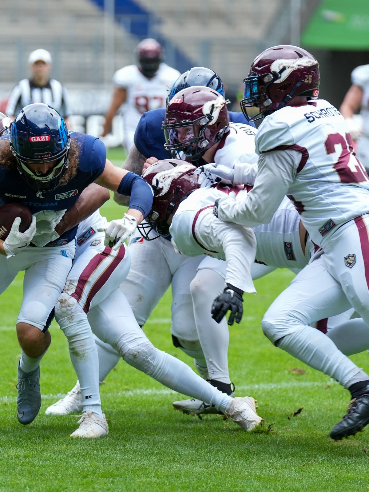 Die Spieler versuchen Brendan Beaulieu den Ball abzunehmen Rhein Fire vs Nordic Storm, American Football, European League of Football, Week 14, Season 2025, 17.08.2025, Photo: Foot Bowl pacho4k Dui...