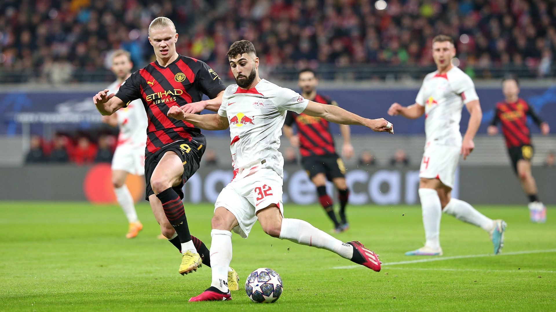 
                <strong>Josko Gvardiol</strong><br>
                Wie Orban, hatte auch dessen Nebenmann in der Abwehr zu Beginn öfter Probleme mit dem Spielaufbau. Zudem spielt Josko Gvardiol beim 0:1 eine etwas unglückliche Rolle, weil er den Ball durch die Beine bekommt. Der entscheidende Fehler aber unterläuft Schlager. Ansonsten hat der Kroate Superstar Haaland sehr gut im Griff und macht zudem per Kopf auch noch das wichtige Tor zum 1:1-Ausgleich. ran-Note: 2
              
