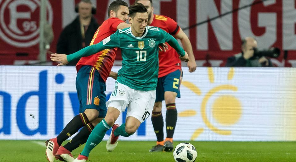 
                <strong>Mittelfeld: Mesut Özil</strong><br>
                Dem Arsenal-Star gelingt erst in der zweiten Minute eine erste richtig gute Duftmarke. Im weiteren Verlauf bleibt Özil aber ohne weitere auffällige Aktionen. An Torschüssen ist er wenig beteiligt, seine Pässen kommen dafür fast immer an den Mann. ran-Note: 4. 
              