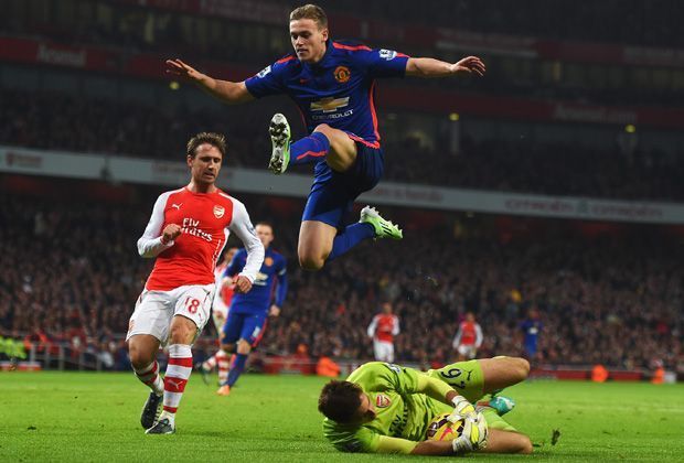 
                <strong>Gegen die Top-Teams erste Jokerwahl</strong><br>
                Van Gaal setzt indes auch in den wichtigen Spielen auf Wilson. Sowohl gegen Arsenal und Chelsea als auch gegen Stadtrivale City wurde das Sturm-Talent als Joker eingewechselt. Insgesamt bringt es der United-Kicker auf fünf Joker-Einsätze in dieser Saison.
              