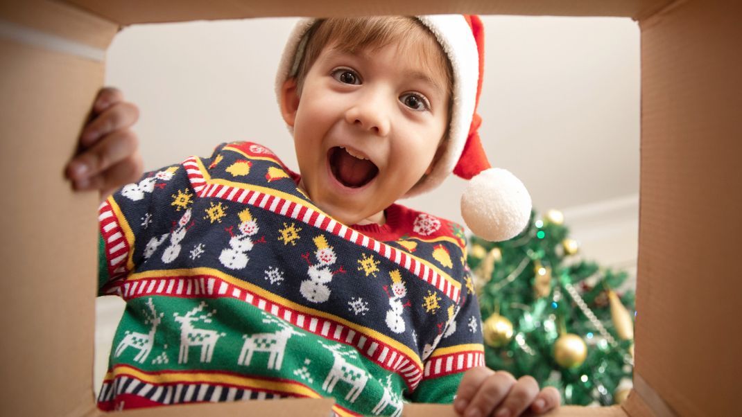 Fast ein Drittel der Deutschen gibt bis zu 100 Euro für die Weihnachtsgeschenke ihres Kindes aus. 