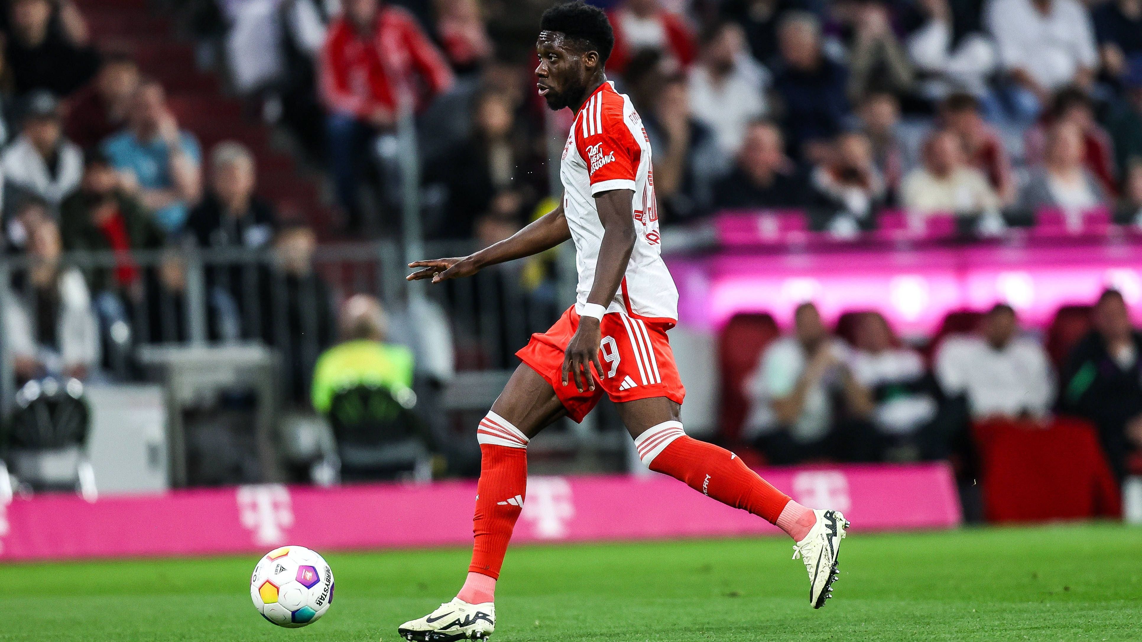 <strong>Alphonso Davies (FC Bayern München)</strong><br>Der Kanadier, der aufgrund der Verletzung von Guerreio wieder in die Startelf rückt, erlebt einen rabenschwarzen Abend. Lässt den Dortmundern auf seiner Seite oft zu viel Platz, was einmal mehr seine defensiven Defizite deutlich macht. Verliert auch offensiv zu oft den Ball. Vergibt zudem kurz nach der Pause die Riesenchance zum Ausgleich kläglich (49.). Auch das 0:2 von Ryerson fällt über seine Seite (83.), geht danach vom Platz.<strong><em> ran</em>-Note: 6</strong>