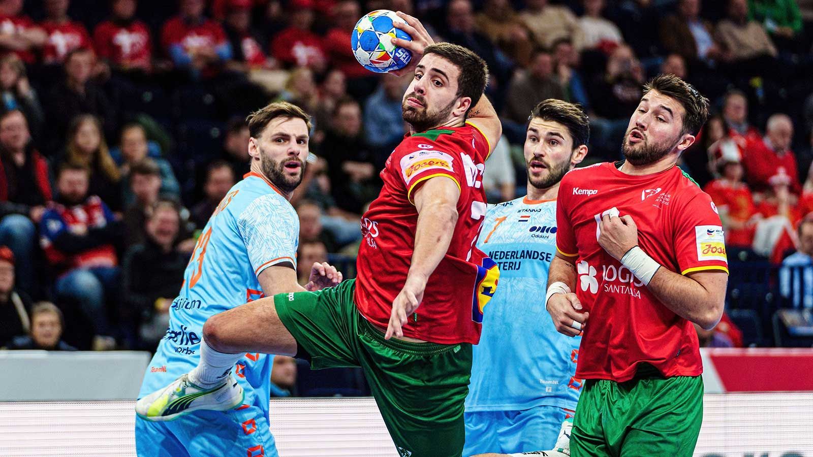 <strong>Rückraum links: Martim Costa (Portugal)</strong>
<br>Der Superstar der Portugiesen spielte eine überragende EM. Trotz des Ausscheidens der Portugiesen in der Hauptrunde mit 54 Treffern gemeinsam mit Matthias Gidsel der beste Torjäger der EM. Dabei mit einer atemberaubenden Effizienz am Werk (67 Prozent).
