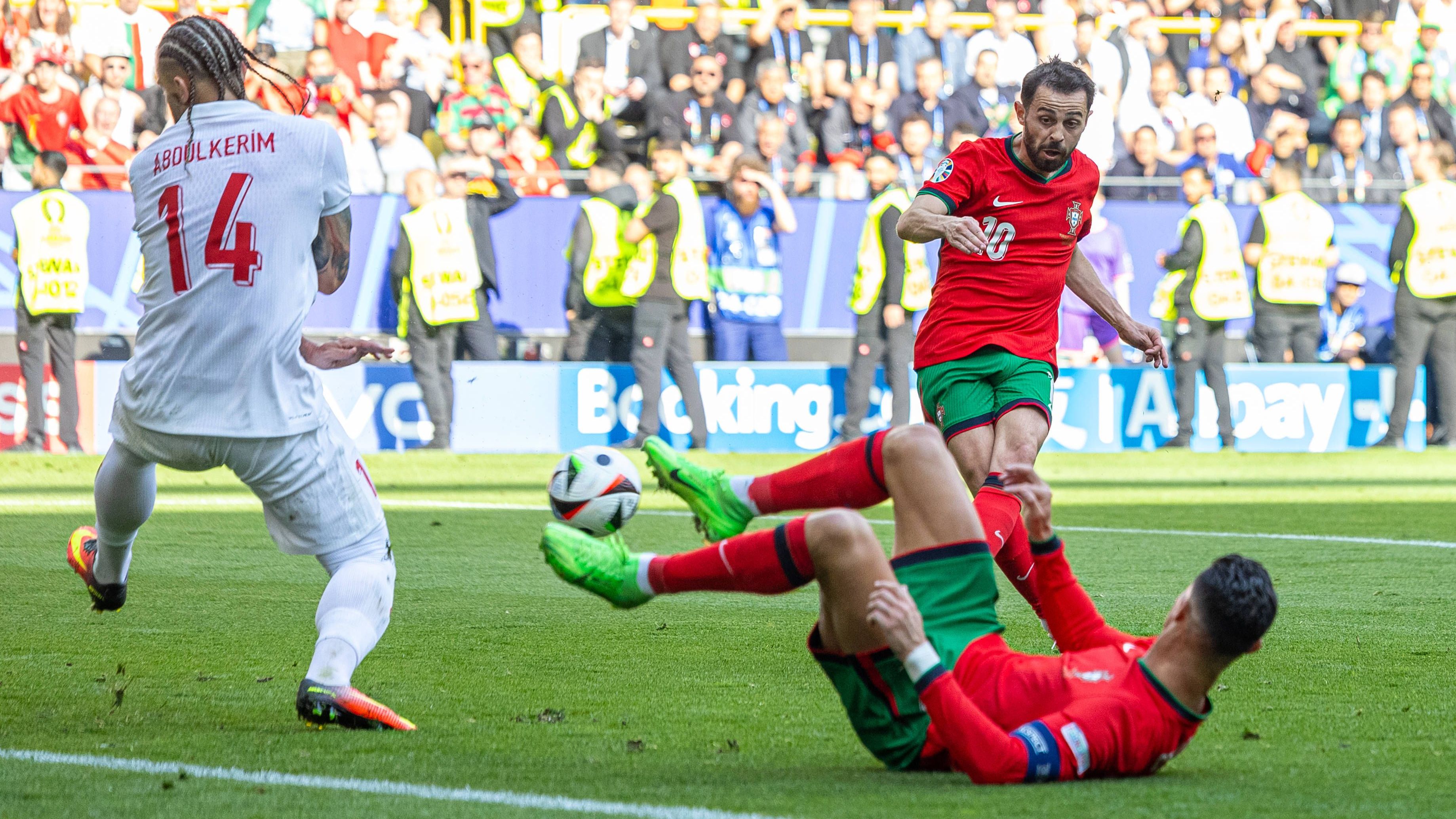 <strong>Bernardo Silva lässt Portugal jubeln</strong><br>Sportlich zeigten dann die Portugiesen schon im ersten Durchgang dem Gegner teilweise die Grenzen auf. Bernardo Silva erzielte in der 21. Minute den Führungstreffer.