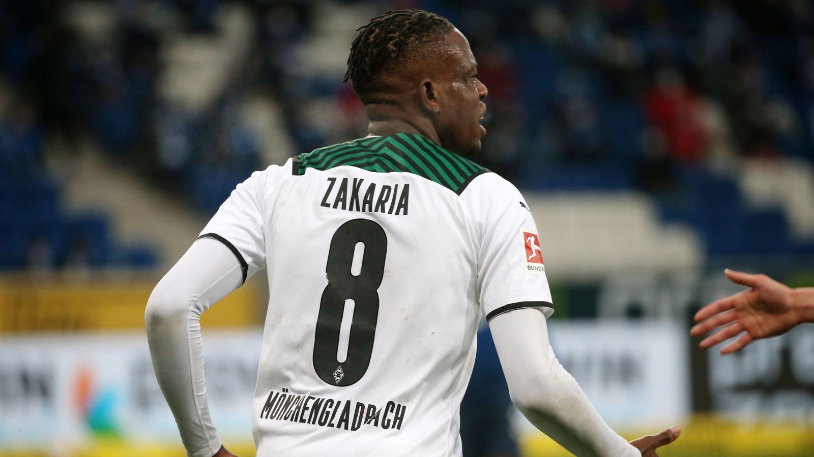 
                <strong>Denis Zakaria (Borussia Mönchengladbach)</strong><br>
                Ähnlich wie Matthias Ginter plant auch Denis Zakaria Borussia Mönchengladbach nach gescheiterten Vertragsverhandlungen im Sommer ablösefrei zu verlassen. Die Borussia soll jedoch versuchen Zakaria im Winter noch zu verkaufen. Dazu würde Zakaria bei den Bayern als Süle-Nachfolger nicht wirklich ins Bild passen, da Zakaria vornehmlich im defensiven Mittelfeld eingesetzt wird. Zwar agierte der 25-Jährige in dieser Saison bereits als Innenverteidiger in Mönchengladbach, jedoch wäre er eher als Ersatz für Corentin Tolisso eingeplant, sollte der Franzose die Bayern im Sommer verlassen. 
              