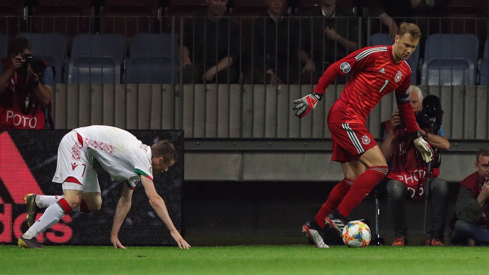 
                <strong>Manuel Neuer</strong><br>
                Mit starker Parade bei Weißrusslands bester Chance, als er den Arm hochreißt und einen Kopfball aus kurzer Entfernung pariert. Sonst wenig bis gar nicht gefordert. Auch wieder als Manu, der Libero unterwegs, tanzt Kowalew aus. ran-Note: 2
              