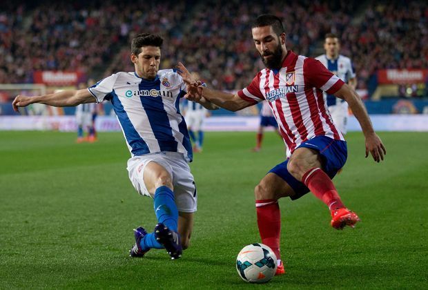 
                <strong>Atletico Madrid: Arda Turan</strong><br>
                Der türkische Nationalspieler Arda Turan hat sich seit seinem Wechsel nach Spanien einen Namen als gefürchteter Turbodribbler gemacht. Im Halbfinal-Rückspiel gegen den FC Chelsea sorgte er mit dem Tor zum 3:1 für den Finaleinzug.
              