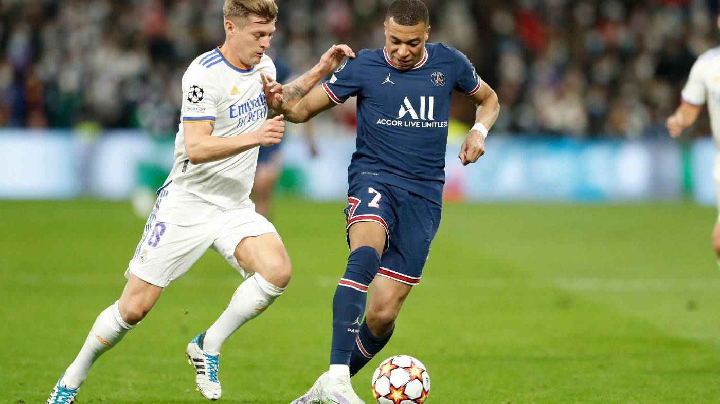 <strong>Real Madrid</strong><br>
                Schon im Sommer 2022 kam es beinahe zum Wechsel, doch Kylian Mbappe verlängerte damals überraschend seinen Vertrag bei PSG. Es gilt als offenes Geheimnis, dass Real Madrid sein Wunschziel ist - und auch Florentino Perez machte noch nie einen Hehl daraus, den Franzosen verpflichten zu wollen. Die Frage ist bloß: Wann? Der Real-Präsident hat zuletzt einen Wechsel im Sommer 2023 ausgeschlossen. Doch Paris Saint-Germain möchte wohl noch diesen Sommer abkassieren und einen ablösefreien Abgang 2024 unbedingt verhindern. Bei PSG gehe man laut Transfer-Experte Romano davon aus, dass Mbappe sich bereits mit den "Königlichen" geeinigt hat und ihm ein Vertrag vorliegt.
