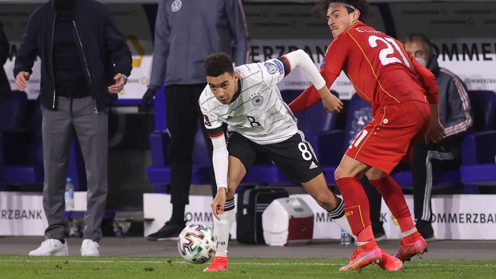 
                <strong>Jamal Musiala </strong><br>
                Quasi als Ersatz für den auf die EM-Endrunde verzichtenden Marco Reus schaffte es Bayern-Jungstar Jamal Musiala in den Endrunden-Kader. Bundestrainer Löw konnte den 18-Jährigen von einer Länderspiel-Karriere für Deutschland überzeugen, nachdem der gebürtige Stuttgarter zuletzt im U-Bereich für England auflief. Bislang bestritt Musiala zwei A-Länderspiele für Deutschland. 
              