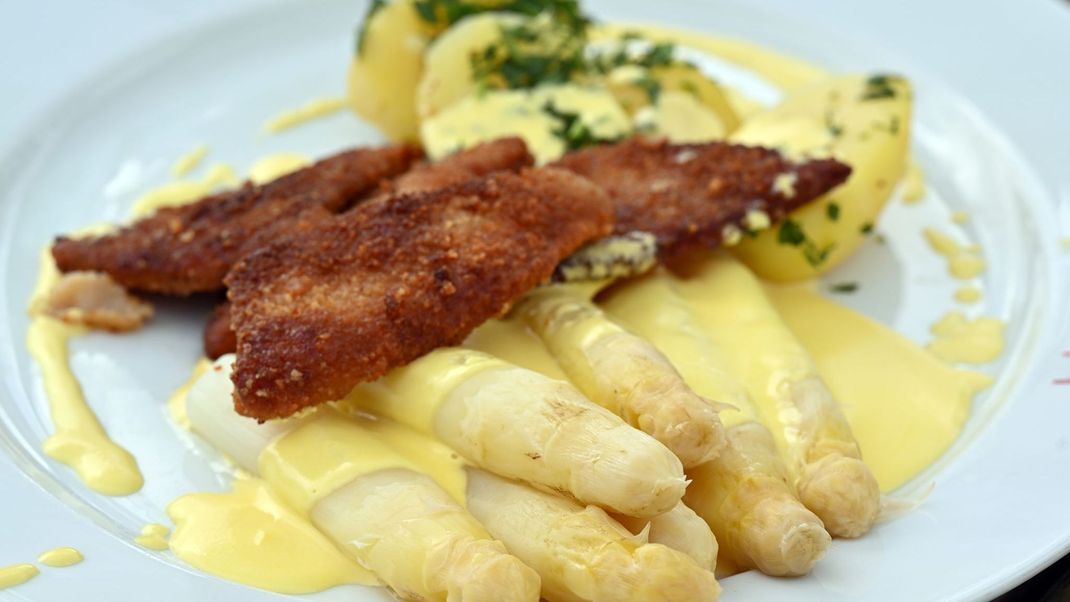 Viele machen dann ein Festessen daraus: Spargel mit einer hellen Soße, dazu ein Schnitzel und Kartoffeln.