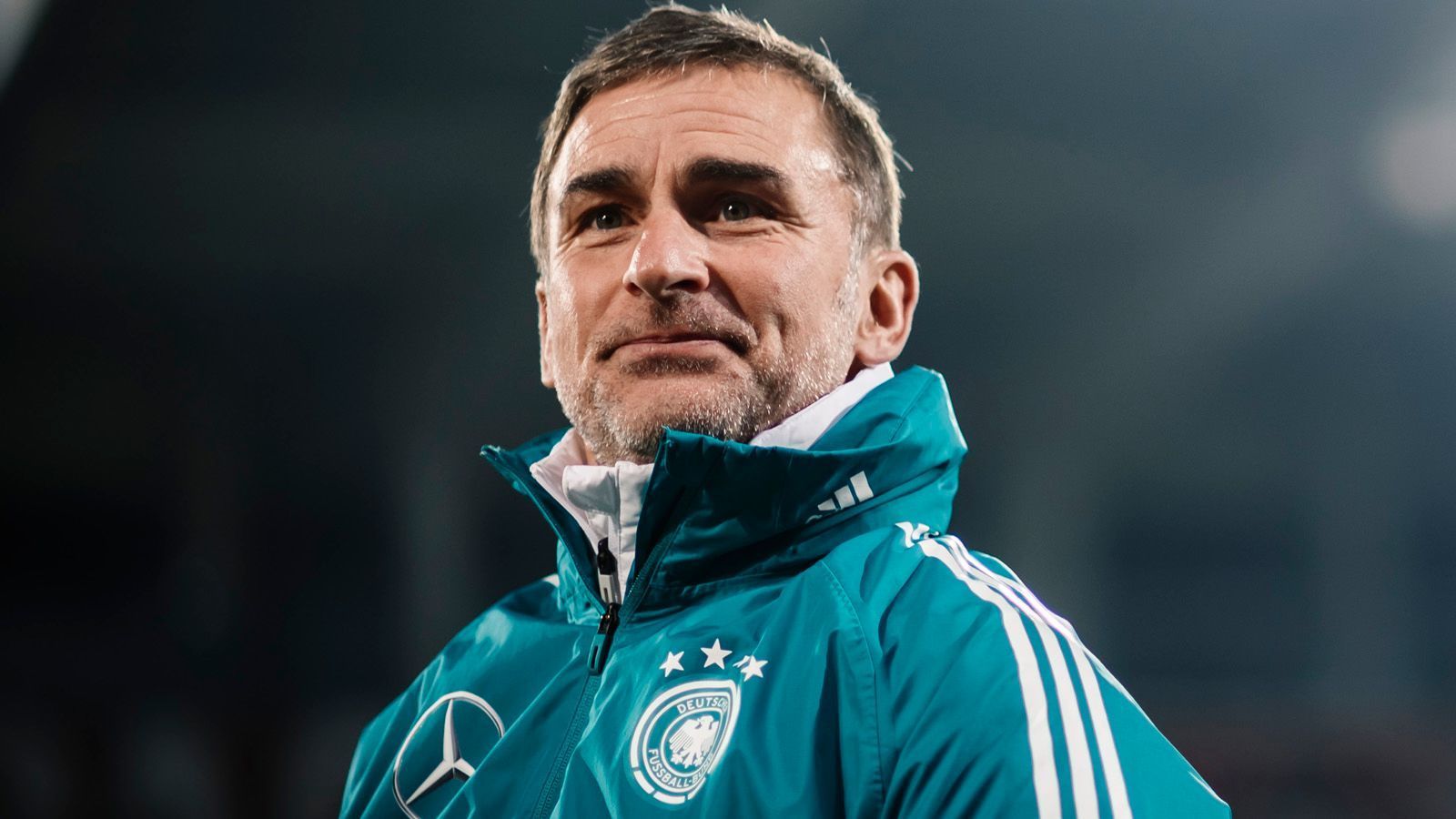 
                <strong>Trainer Stefan Kunz</strong><br>
                Frühere Position: Stürmer449 Bundesligaspiele/179 Tore25 Länderspiele/6 ToreAlter: 56 JahreVereine als Spieler: 1. FC Kaiserslautern, VfL Bochum, Besiktas Istanbul, Arminia Bielefeld, Bayer Uerdingen, Borussia NeuenkirchenErfolge als Spieler: Europameister 1996 mit der A-Nationalmannschaft, Deutscher Meister mit dem 1. FC Kaiserslautern 1991, DFB-Pokalsieger mit Kaiserslautern 1990, 1996Erfolge als Trainer: Europameister 2017 mit der U21-Nationalmannschaft
              