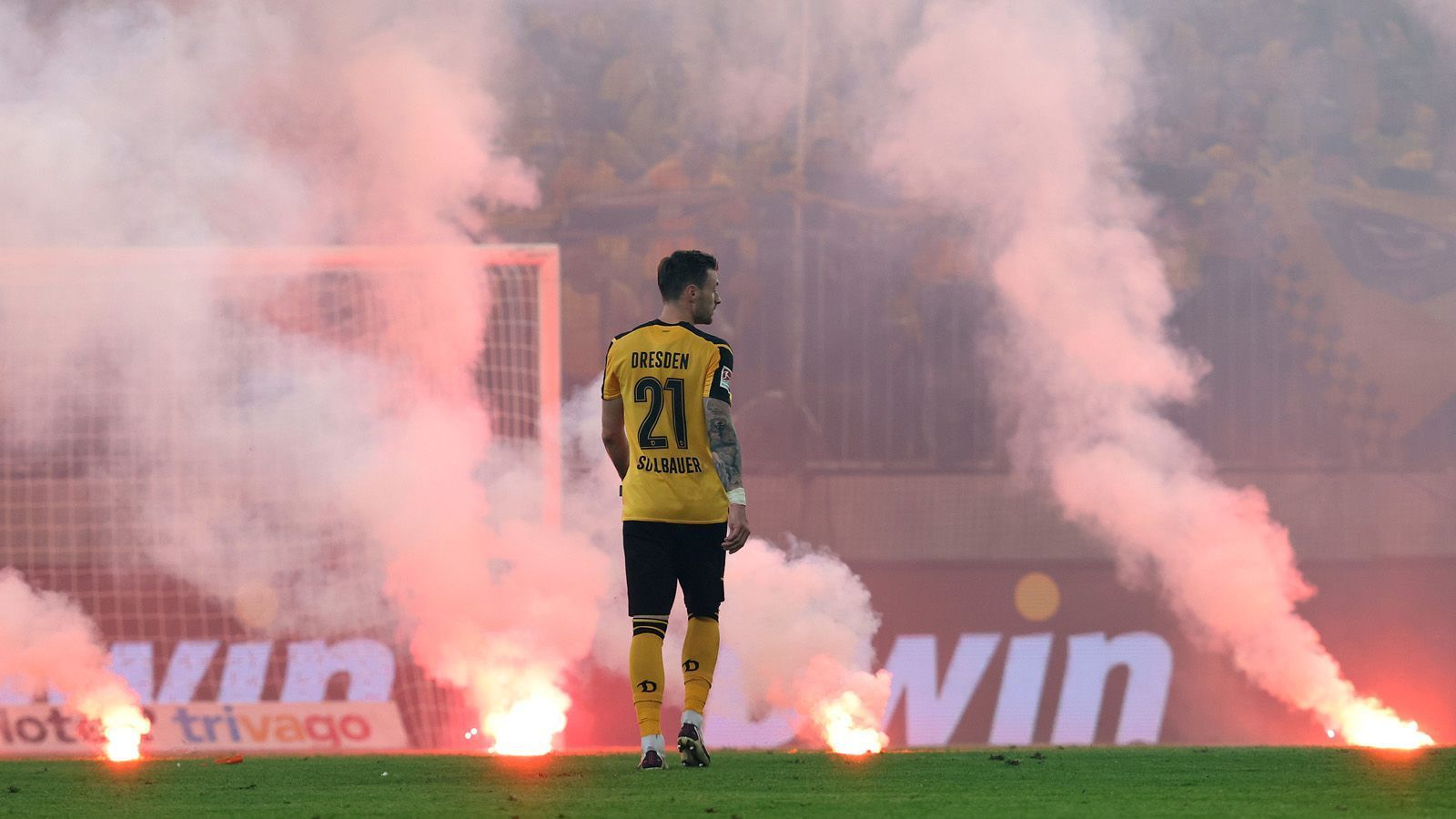 
                <strong>Minutenlange Unterbrechung in der Nachspielzeit</strong><br>
                Der 1. FC Kaiserslautern führt lange gegen Dynamo Dresden und sorgt in der Nachspielzeit mit dem 2:0 für die Entscheidung. Im Anschluss daran werfen die Dresdner Fans Pyro auf den Rasen und sorgen für eine minutenlange Unterbrechung. 
              
