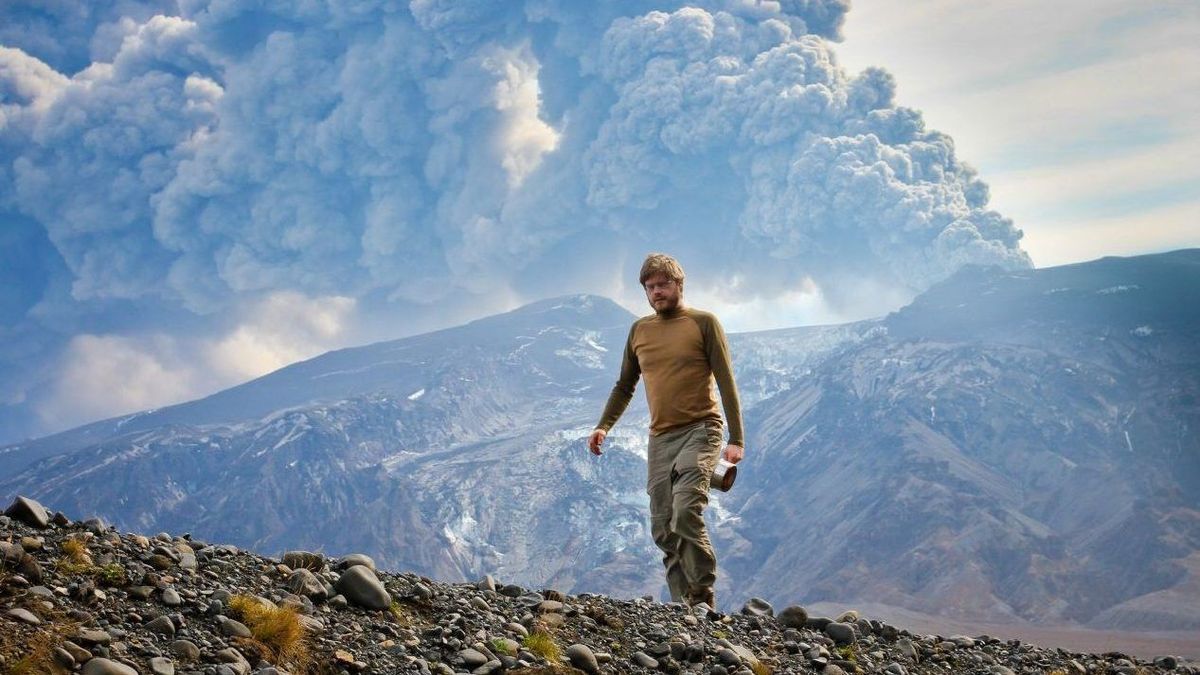 Mann auf Vulkan Tourismus GettyImages-636947372