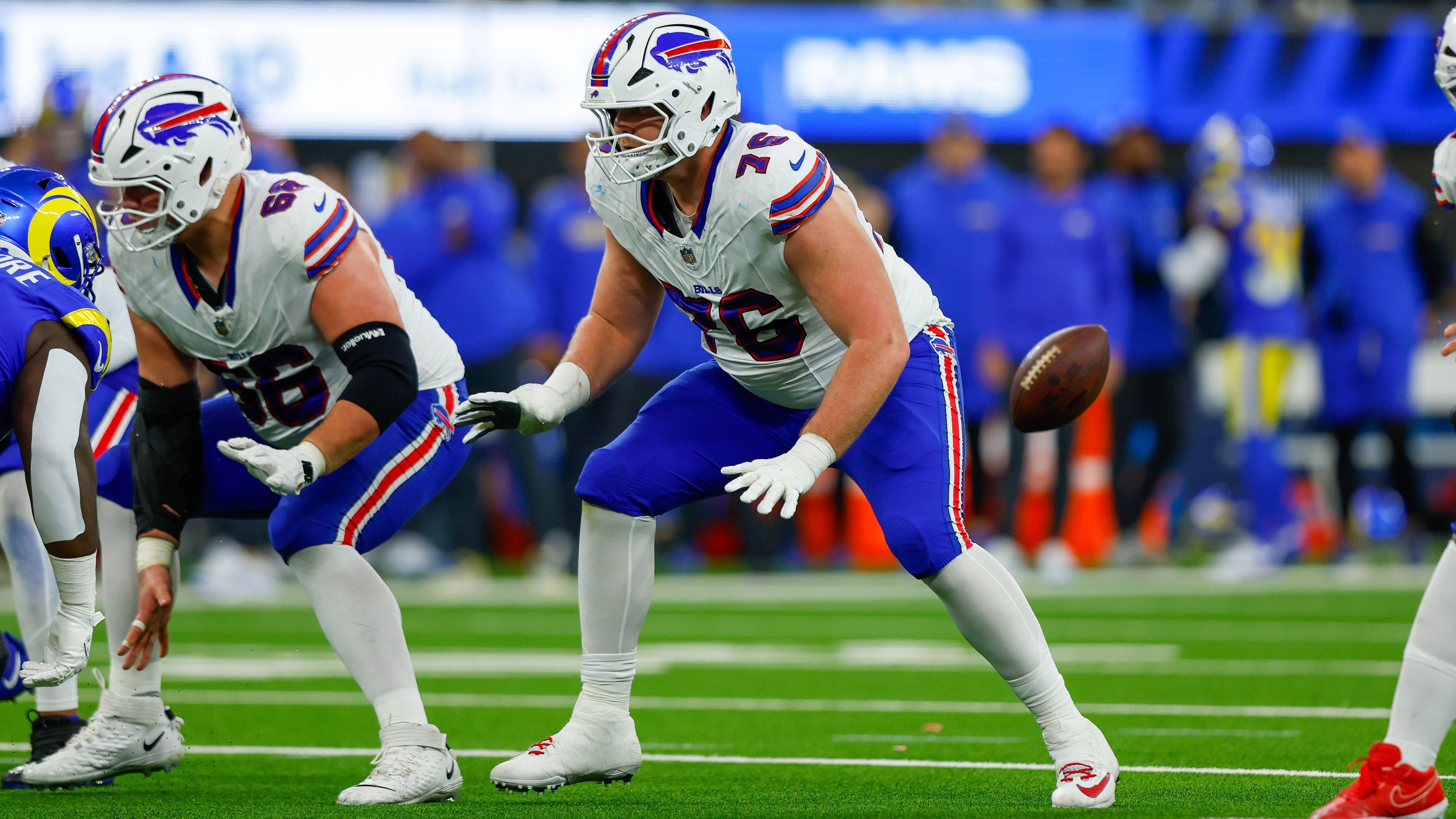 <strong>Buffalo Bills: O-Line-Duo halten</strong><br>Die Verträge von Connor McGovern und David Edwards laufen nach der Saison aus. Die Bills könnten schon jetzt Klarheit schaffen und für Kontinuität in der Offensive Line sorgen. Beide Spieler überzeugten vergangene Saison.