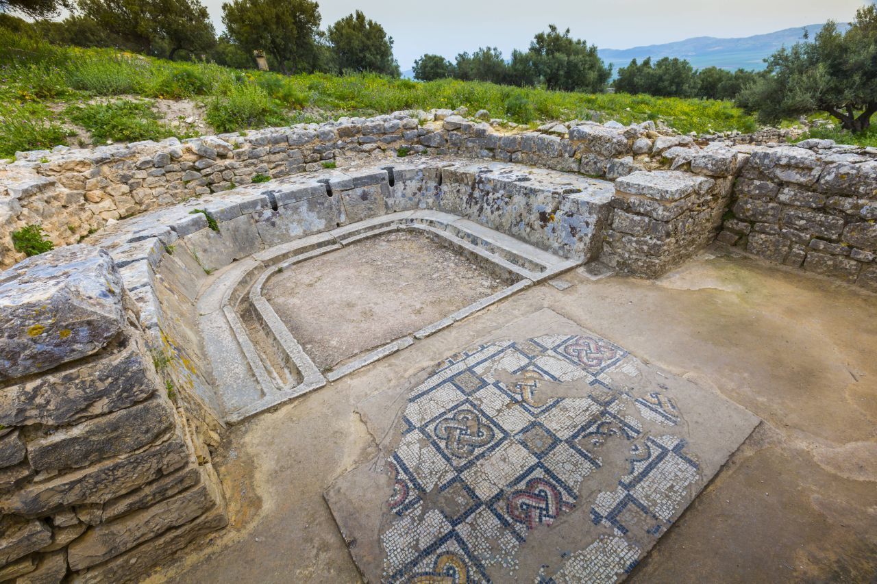 Zusammen Geschäfte machen: Im tunesischen Dougga sind 12 Latrinen in einem Halbkreis aus der Zeit der Römer noch sehr gut erhalten. 