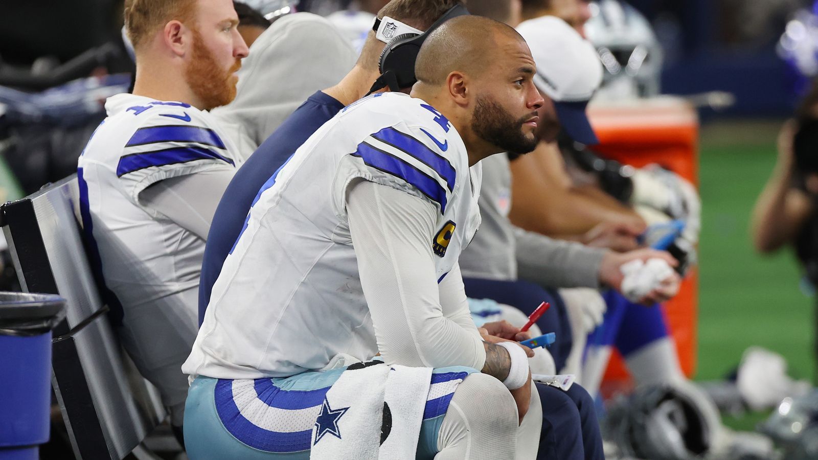 <strong>Dak Prescott (Dallas Cowboys)</strong><br>Nach dem die Cowboys back-to-back unrühmlich aus den Playoffs ausgeschieden sind, steht auch Trainer Mike McCarthy unter Druck. Jetzt mit Prescott zu verlängern, erscheint als unpassender Zeitpunkt. Prescotts Playoff-Bilanz liegt bei 2-5. Diese Saison wird darüber entscheiden, ob und in welchem Ausmaß Boss Jerry Jones nochmal das Portemonnaie für ihn aufmachen wird.