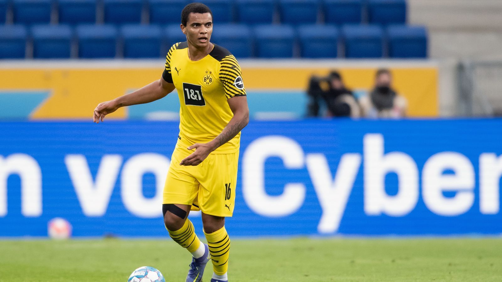 
                <strong>Manuel Akanji (Borussia Dortmund)</strong><br>
                Beim Schweizer Innenverteidiger Manuel Akanji stehen die Zeichen ganz klar auf Abschied, die Frage ist wohl nur noch, wann sich die Wege zwischen ihm und dem BVB trennen. "Manuel hat einen Vertrag bis 2023, möchte diesen nicht verlängern und es gibt aktuell nichts Neues", sagte Dortmunds neuer Sportdirektor Sebastian Kehl zuletzt der "WAZ". Die Borussia wäre auf einen Abgang Akanjis aber wohl auch schon 2022 gut vorbereitet, schließlich hat der Vizemeister mit Niklas Süle und Nico Schlotterbeck bereits zwei neue Innenverteidiger verpflichtet.
              