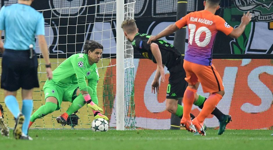 
                <strong>Yann Sommer</strong><br>
                Yann Sommer: Über eine halbe Stunde wird der Schweizer gar nicht gefordert, dann packt Gündogan den Hammer aus. Aber Sommer lenkt den Ball noch stark um den Pfosten. Auch kurz vor der Pause gegen Agüero ist er zur Stelle. Beim 1:1 kurz darauf ist er machtlos. In der zweiten Hälfte zeigt er noch einige gute Paraden. ran-Note: 2
              