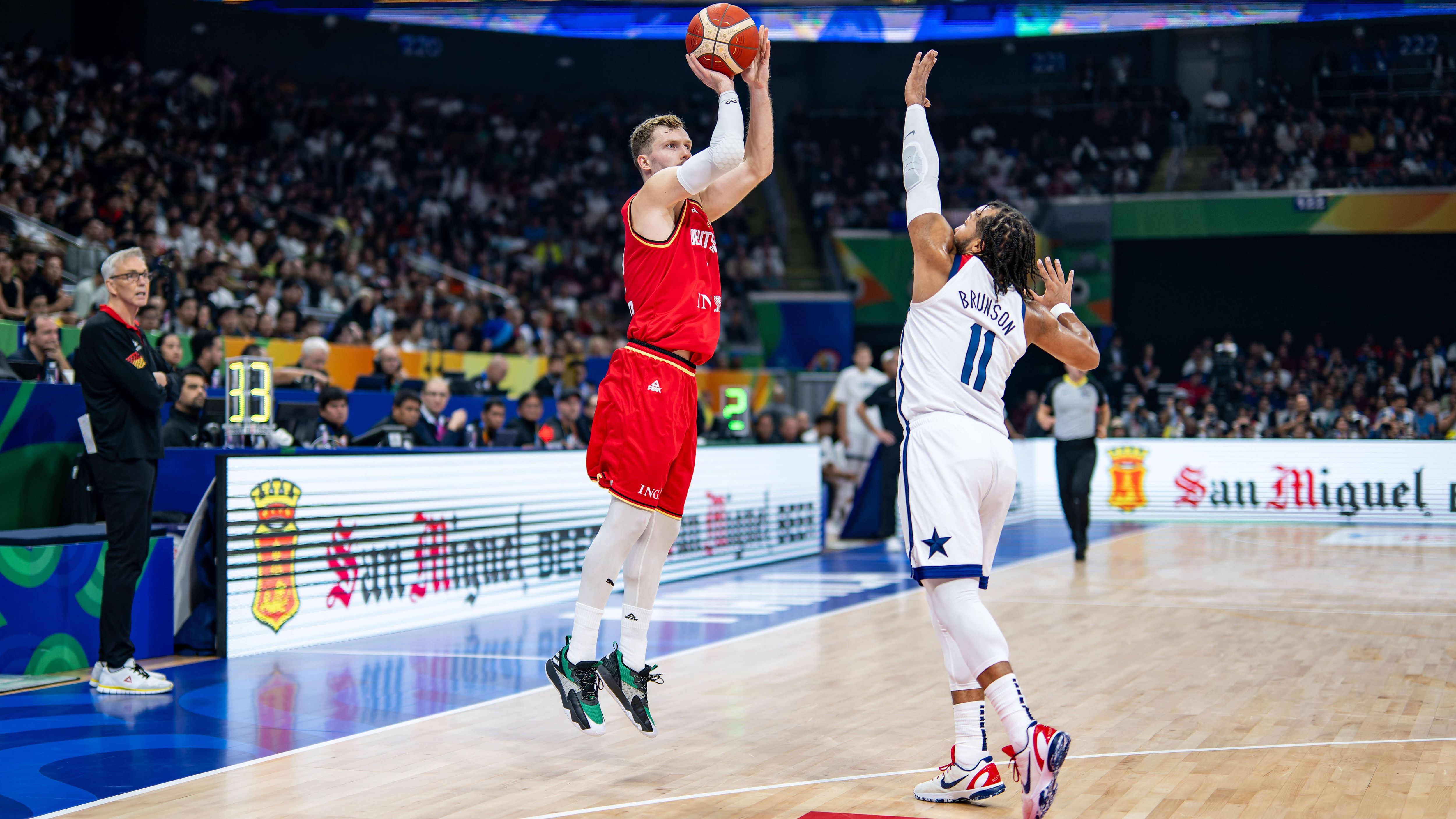 <strong>FOX Sports</strong><br>"Dennis Schröder kontrollierte das Spiel mit 17 Punkten und neun Assists, während der Scharfschütze Andreas Obst vier seiner acht Dreier versenkte und 24 Punkten und sechs Assists erreichte."