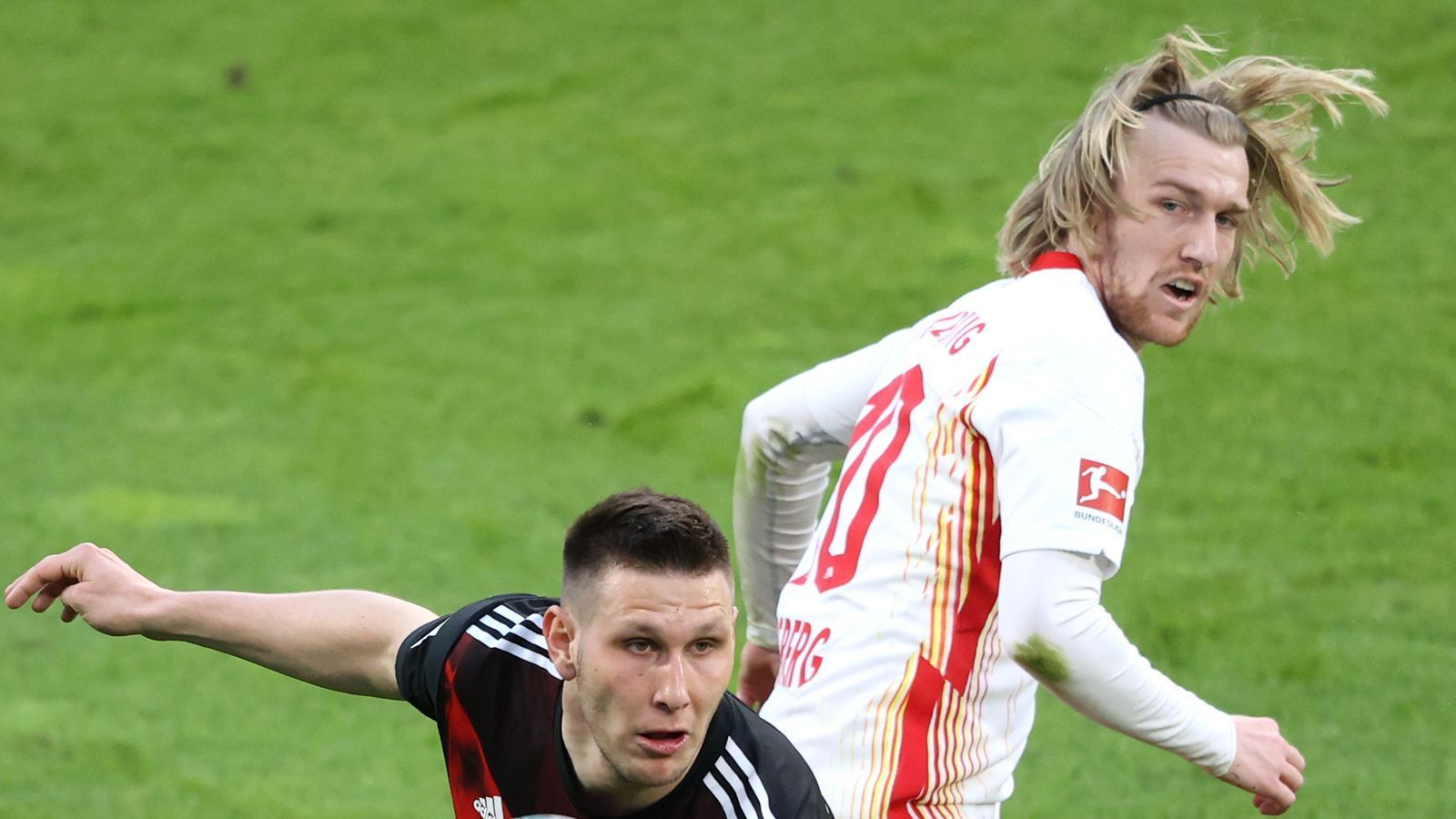 
                <strong>Emil Forsberg</strong><br>
                Spielt alleine im Sturmzentrum der Leipziger. Geht dort zwar engagiert zur Sache, hat aber insgesamt wenig Ballkontakte und Szenen, auch weil er kaum in Szene gesetzt wird. Bleibt in der Halbzeit für Justin Kluivert in der Kabine. ran-Note: 4
              