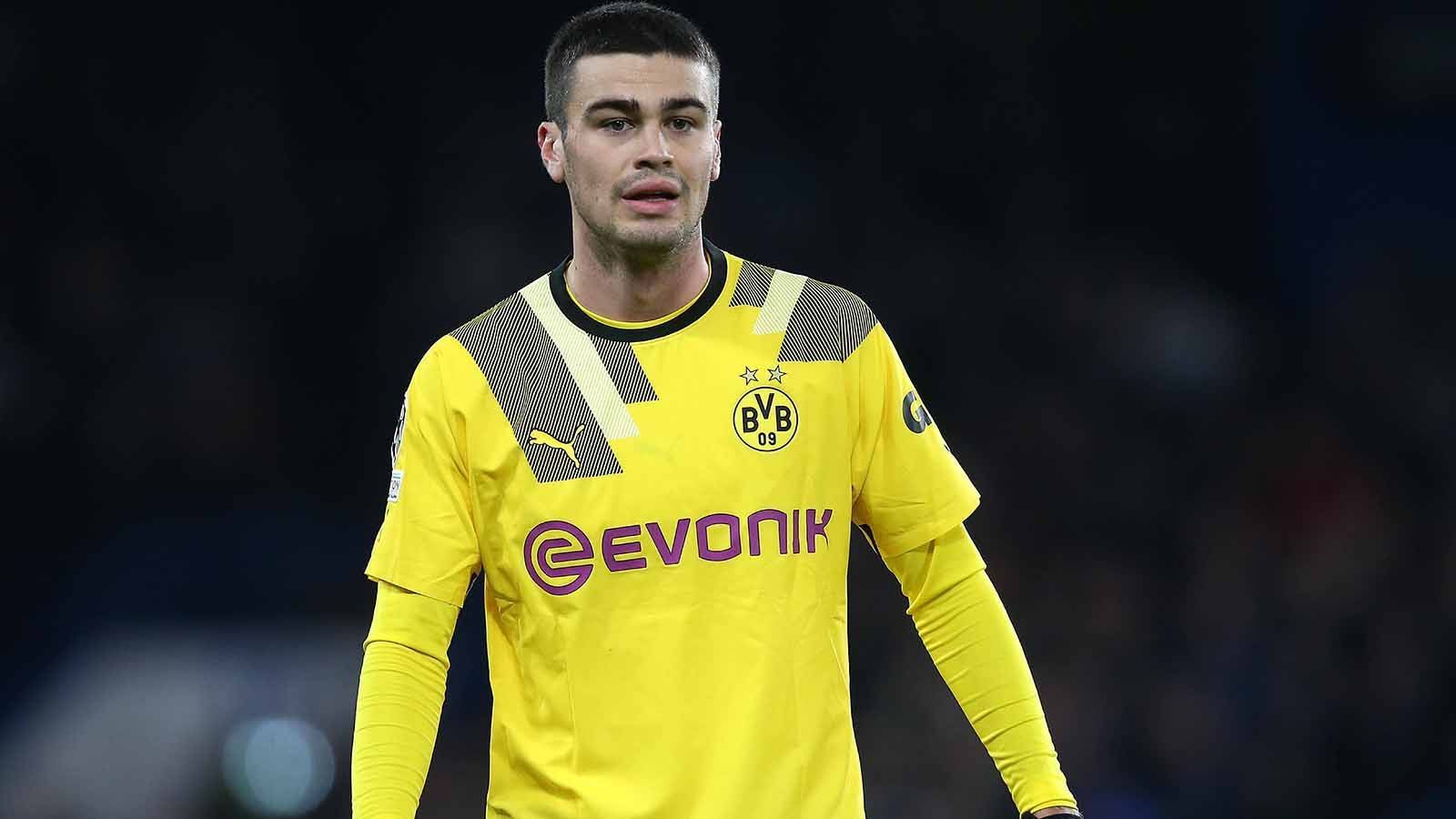 
                <strong>Giovanni Reyna (Borussia Dortmund)</strong><br>
                Deutlich schwerer wiegt wohl der Ausfall von Gio Reyna für den BVB. Der US-Amerikaner ist krank, "liegt flach", wie Terzic es formulierte. Reyna war nach vielen Verletzungsproblemen und einer völlig verkorksten WM brutal stark mit drei Toren in Folge ins neue Jahr gestartet. Einen Stammplatz hatte er zwar nicht, aber er war immer ein mehr als solider Joker für Terzic, wenn der BVB nochmal einen neuen Offensiv-Impuls benötigte. Dieser fällt gegen Bayern nun aus.
              