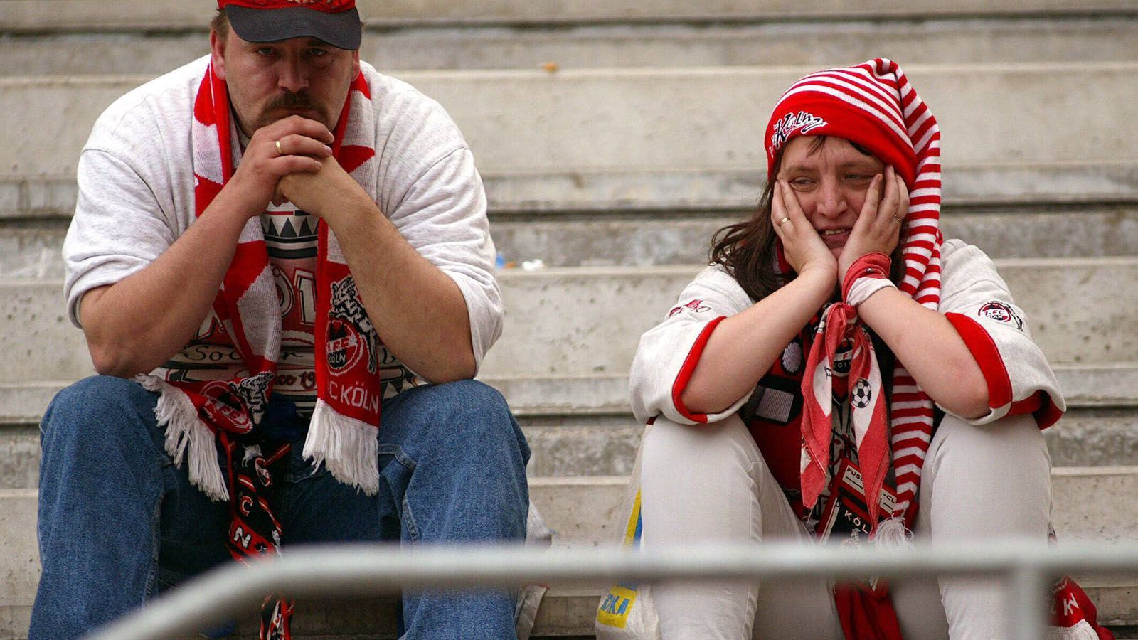 
                <strong>3. Abstieg 2004</strong><br>
                Der Frust der Fans war groß, allerdings beförderte Koller einen gewissen Lukas Podolski in den Profikader und legte damit den Grundstein für den Wiederaufstieg im Folgejahr, während Podolski bis heute Heilsbringer, Hoffnungsträger und Fanliebling ist. 
              