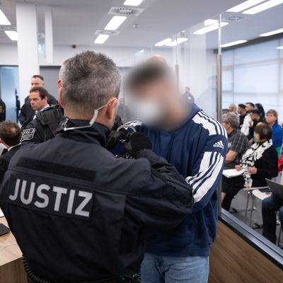 Fünf junge Männer aus dem Berliner Remmo-Clan sind wegen des Juwelendiebstahls aus dem Grünen Gewölbe zu Freiheitsstrafen verurteilt worden.