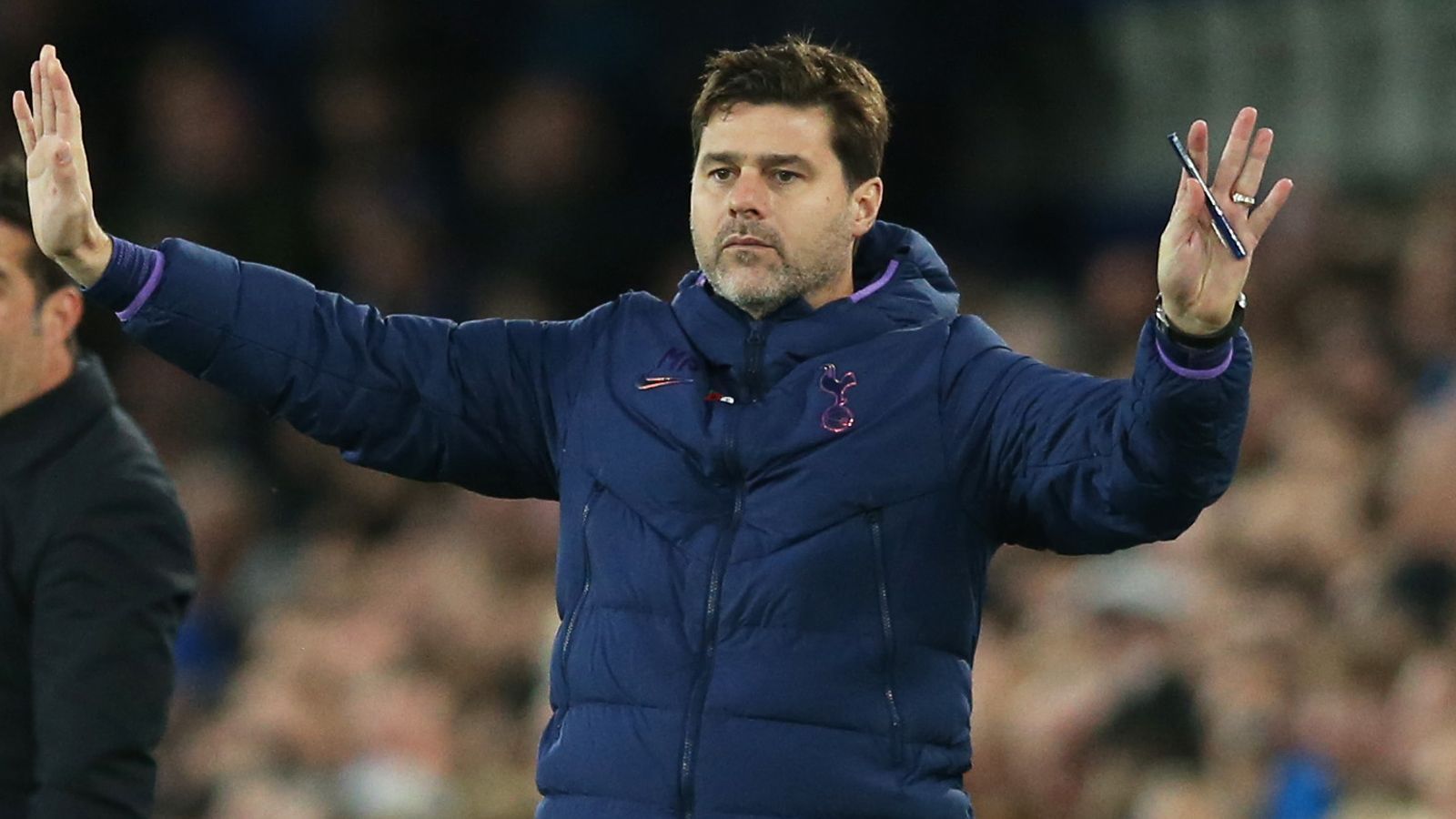 
                <strong>Mauricio Pochettino (Tottenham Hotspur)</strong><br>
                Der Argentinier ist trotz seiner Erfolge in der Vorsaison bei den Tottenham Hotspur nicht unumstritten. Aktuell läuft es in der Liga bei den Spurs nicht rund. Wie "The Athletic" berichtet, ist der Argentinier bei den Münchnern der heißeste Anwärter auf die Nachfolge, sollte es zur Trennung in London kommen. Pocchettino hatte während der Saisonvorbereitung beim Audi Cup ein längeres Gespräch mit Sportdirektor Hasan Salihamidzic.
              