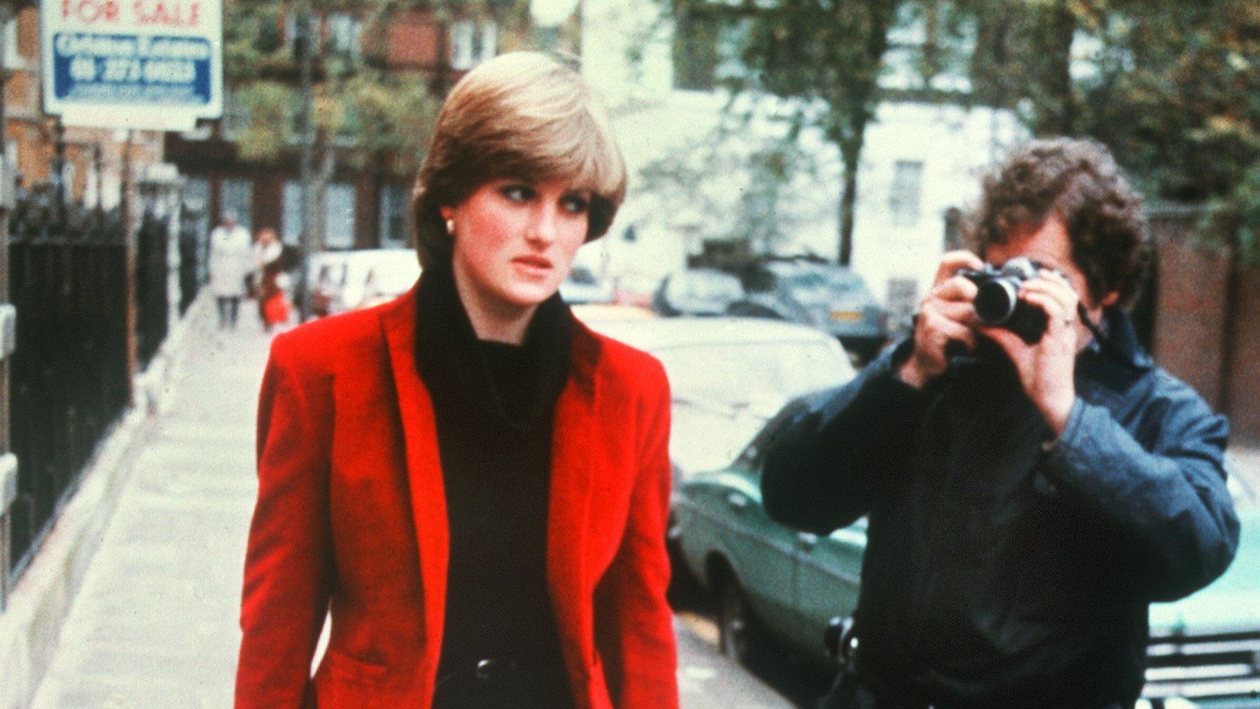 Ein Fotograf folgt der damals noch bürgerlichen Diana Frances Spencer im Jahr 1980. Ihr Blick spricht Bände: Diana ist sichtlich genervt von der Belagerung der Paparazzi.