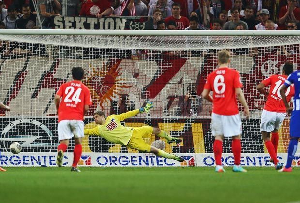 
                <strong>1. FSV Mainz 05 - Hertha BSC 1:1</strong><br>
                Der Ex-Mainzer Sami Allagui holt den Südkoreaner Joo-Ho Park von den Beinen - eine klare Sache: Elfmeter! Der Pechvogel zum 0:1-Rückstand Choupo-Moting fasst sich ein Herz und verwandelt den Elfmeter. Am Ende trennen sich die beiden Teams mit einem gerechten Remis.
              