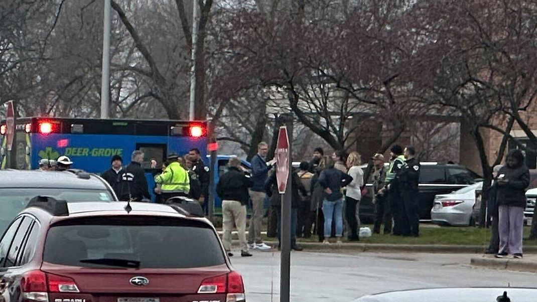 Rettungsfahrzeuge stehen vor der Abundant Life Christian School. Bei einem Schusswaffenangriff an einer Schule im US-Bundesstaat Wisconsin sind mindestens fünf Menschen getötet worden.