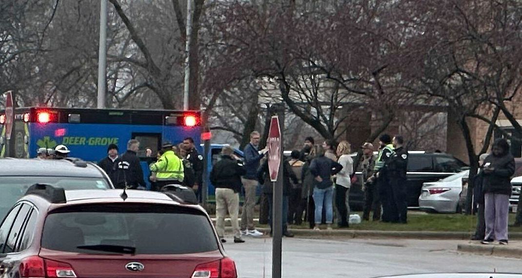 Rettungsfahrzeuge stehen vor der Abundant Life Christian School. Bei einem Schusswaffenangriff an einer Schule im US-Bundesstaat Wisconsin sind mindestens fünf Menschen getötet worden.