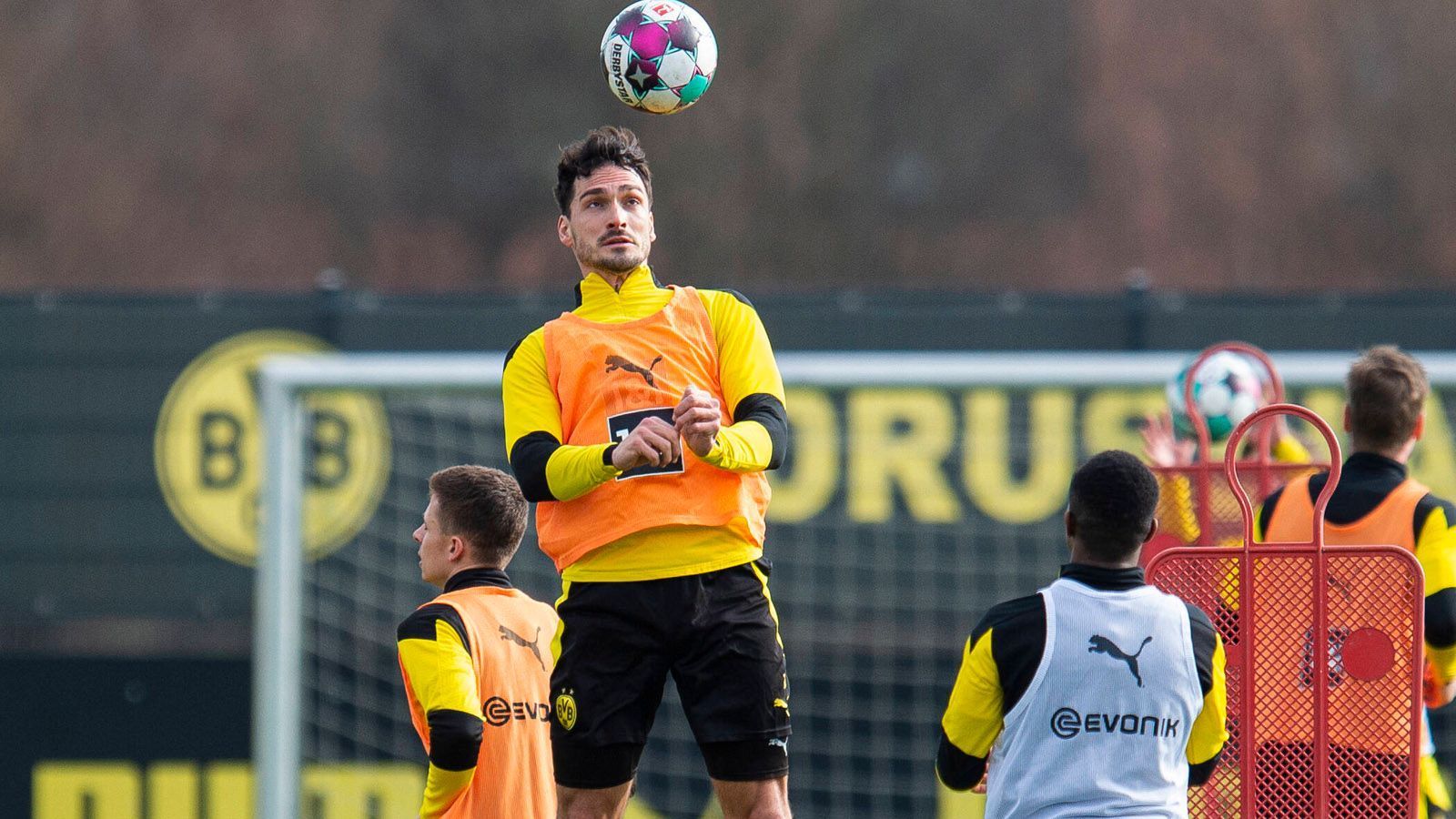 
                <strong>Mats Hummels</strong><br>
                Der 32-Jährige ist bei Borussia Dortmund gesetzt und tritt auch gerne als Meinungsführer in Erscheinung. Drei Tore gelangen Hummels bislang in dieser Bundesliga-Saison bei 23 Einsätzen. Insgesamt bringt er über 87 Prozent seiner Pässe an den Mann. 
              