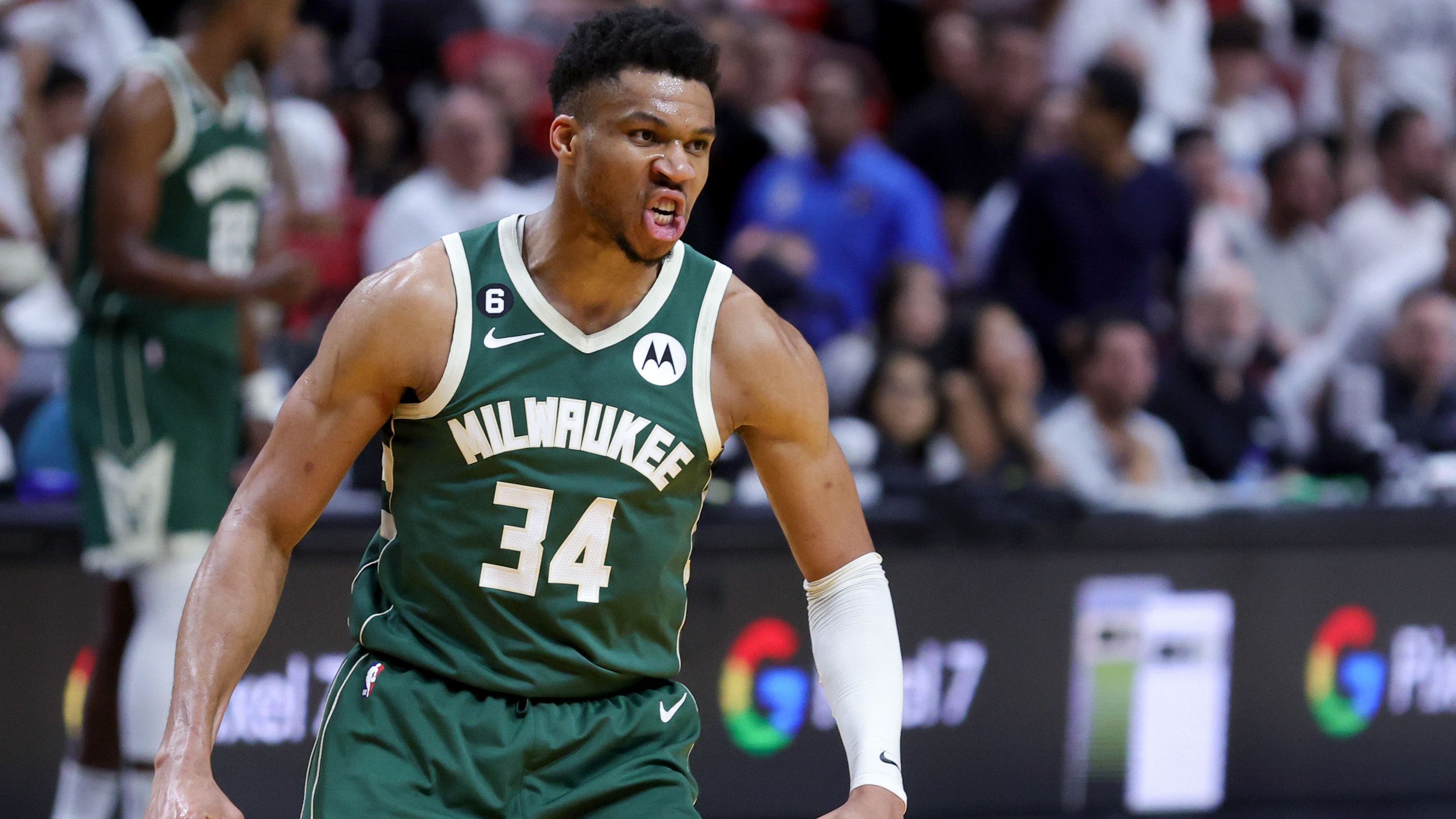 <strong>Wer ist der beste Defensivspieler in der NBA?</strong><br>1. Giannis Antetokounmpo (Foto), Milwaukee – 40%<br> 2. Jrue Holiday, Boston – 13%<br> 3. (geteilt) Draymond Green, Golden State – 10%<br> 3. (geteilt) Marcus Smart, Memphis – 10%<br> 4. (geteilt) Jaren Jackson Jr., Memphis – 7%<br>4. (geteilt) Kawhi Leonard, LA Clippers – 7%<br>Außerdem erhielten Stimmen: Alex Caruso (Chicago), Anthony Davis (LA Lakers), u.a.