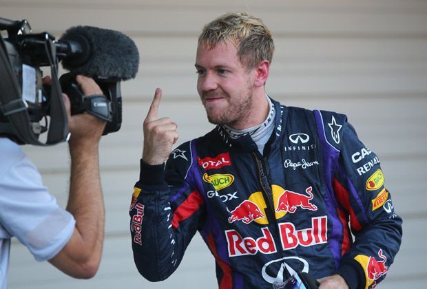 
                <strong>Vettel-Finger</strong><br>
                Der Vettel-Finger darf nach einem Sieg natürlich nicht fehlen. Auch wenn der vierte WM-Titel noch nicht unter Dach und Fach ist - die Laune des Champions der Jahre 2010, 2011 und 2012 ist blendend
              